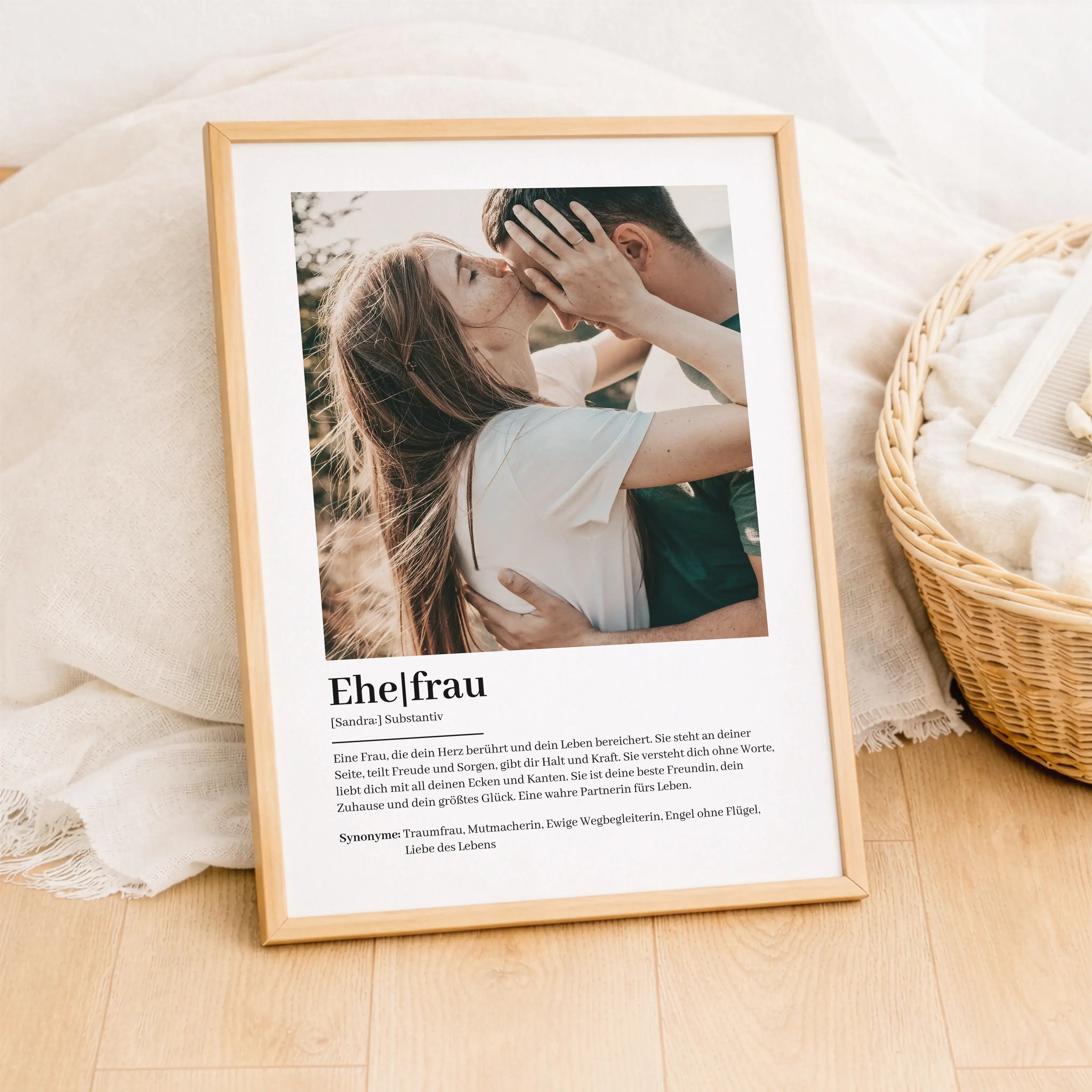 Ehefrau Definition Poster mit Foto-Personalisiertes Poster-famprints-Das Ehefrau Definition Poster mit Foto ist eine persönliche Art, deiner Frau zu zeigen, was sie dir bedeutet. Du gestaltest das Poster individuell mit einem Foto, ihrem Namen und einem T