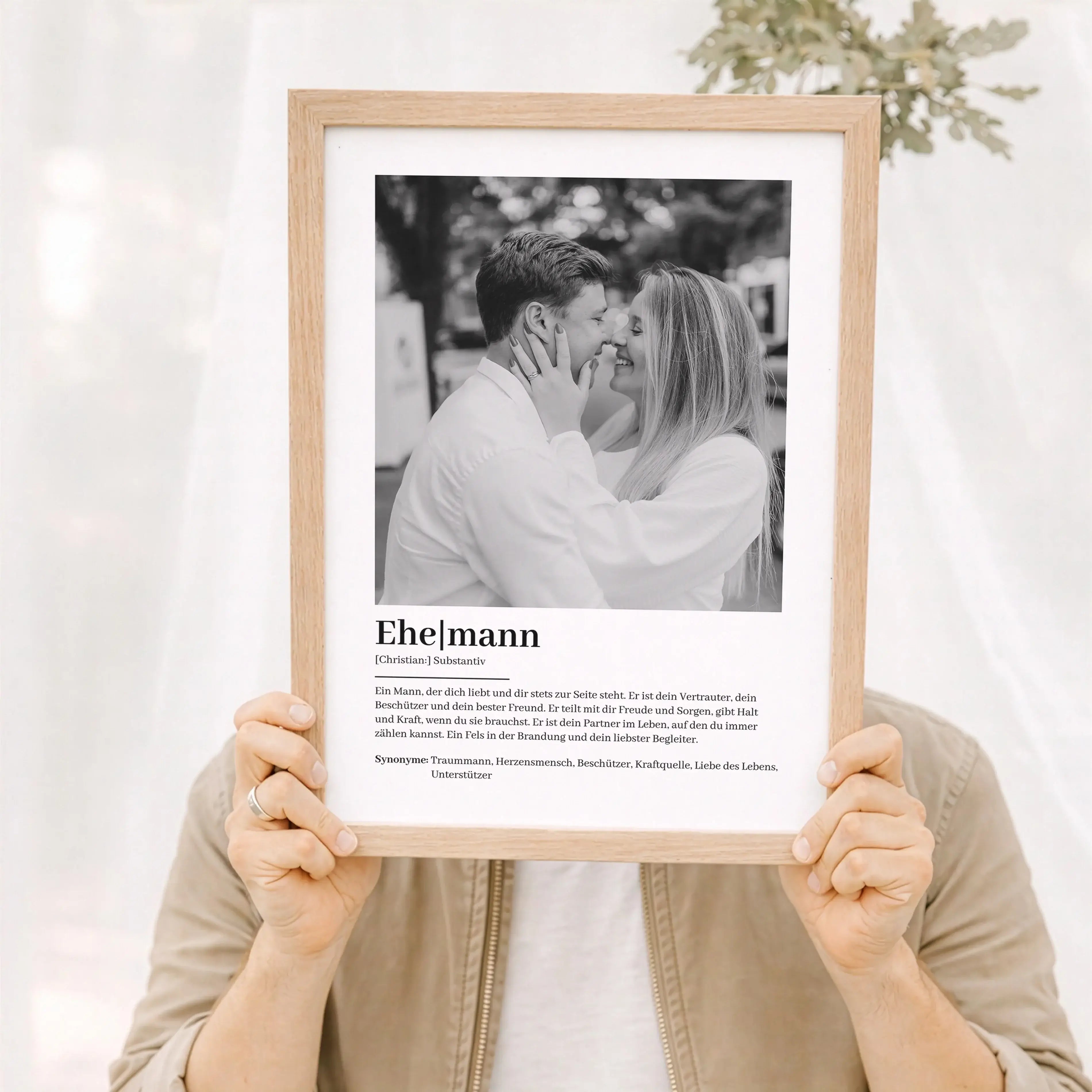 Ehemann Definition Poster mit Foto-Personalisiertes Poster-famprints-Das Ehemann Definition Poster mit Foto ist ein persönliches Geschenk, das zeigt, was euch verbindet. Du gestaltest ein individuelles Poster mit eurem Lieblingsfoto, Namen und einer liebe