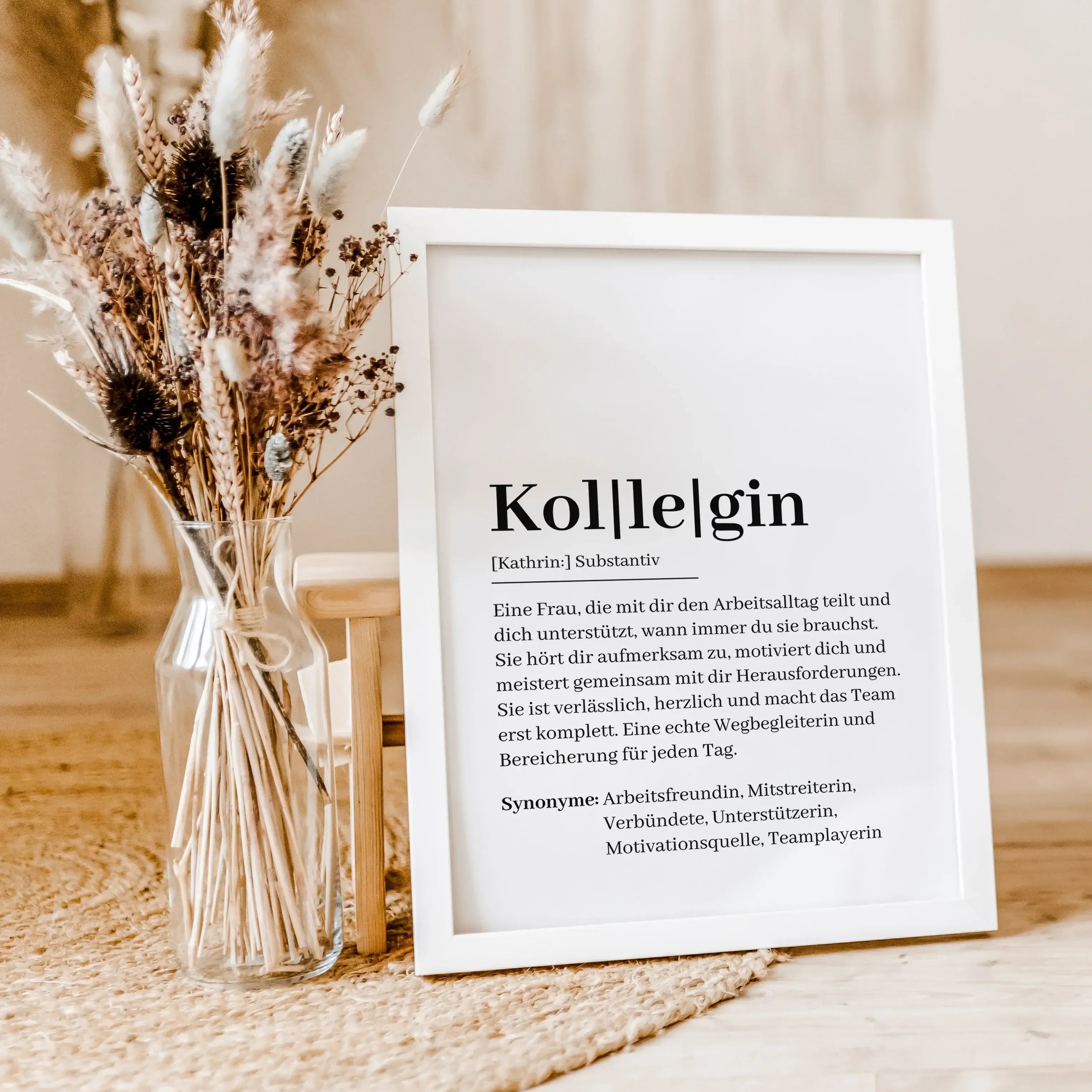Kollegin Definition Poster-Personalisiertes Poster-famprints-Suchst du ein besonderes Geschenk für deine Kollegin? Unser Kollegin Definition Poster ist genau das Richtige! Dieses liebevoll gestaltete Poster zeigt auf charmante Weise, was eine Kollegin aus