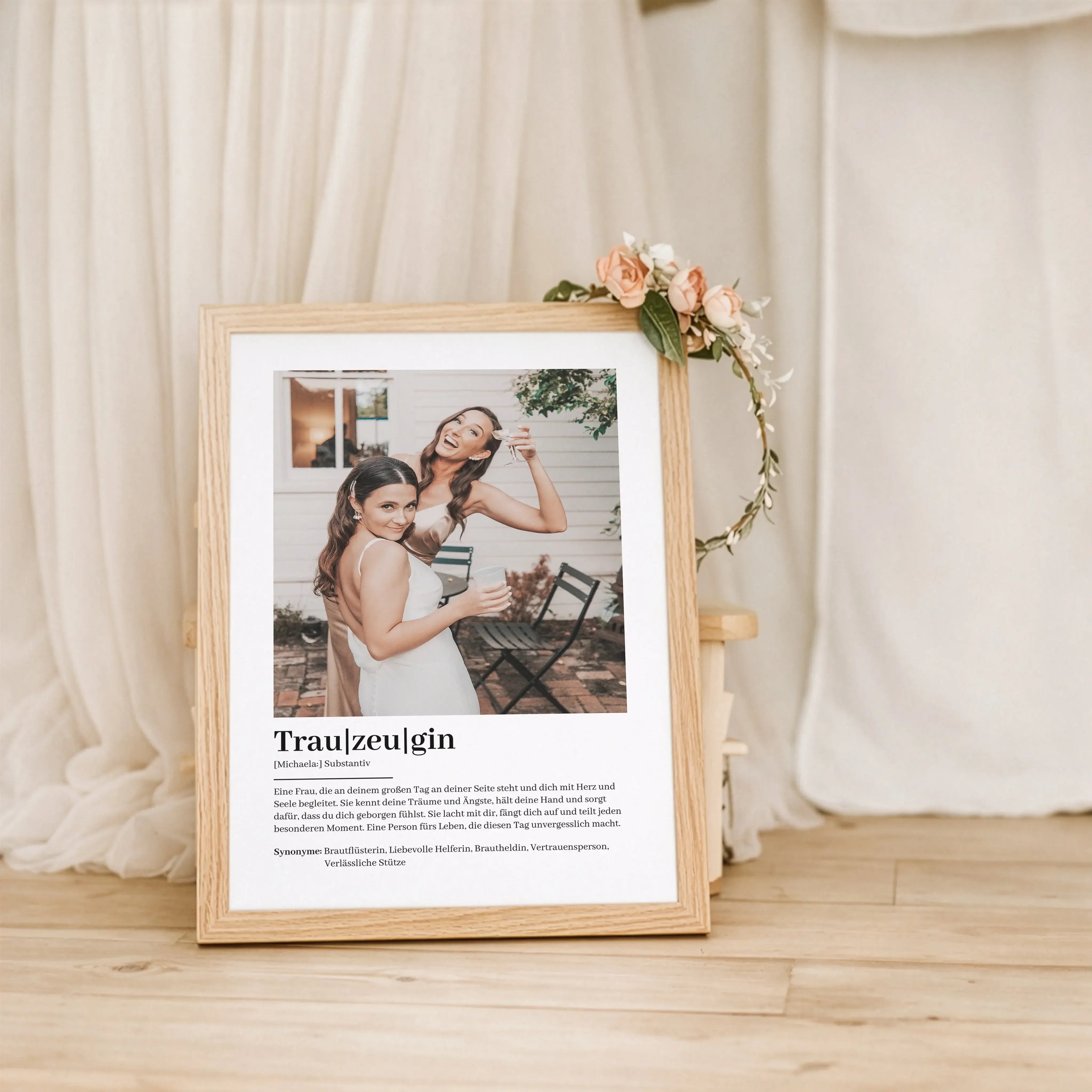 Trauzeugin Definition Poster mit Foto-Personalisiertes Poster-famprints-Das Trauzeugin Definition Poster mit Foto ist ein persönliches Geschenk, das deiner Trauzeugin zeigt, wie wichtig sie an deiner Seite ist. Die stilvolle Definition beschreibt ihre Rol