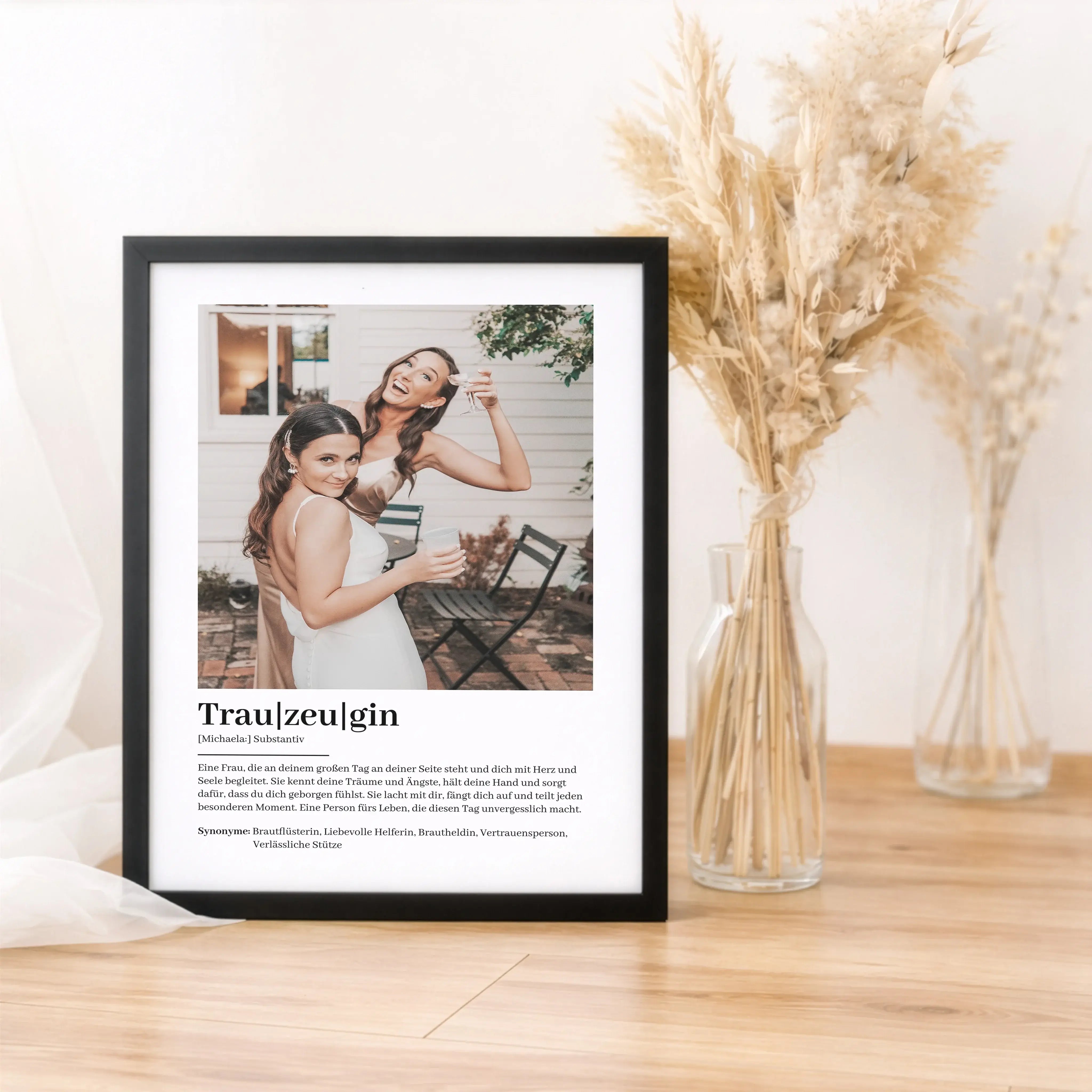 Trauzeugin Definition Poster mit Foto-Personalisiertes Poster-famprints-Das Trauzeugin Definition Poster mit Foto ist ein persönliches Geschenk, das deiner Trauzeugin zeigt, wie wichtig sie an deiner Seite ist. Die stilvolle Definition beschreibt ihre Rol