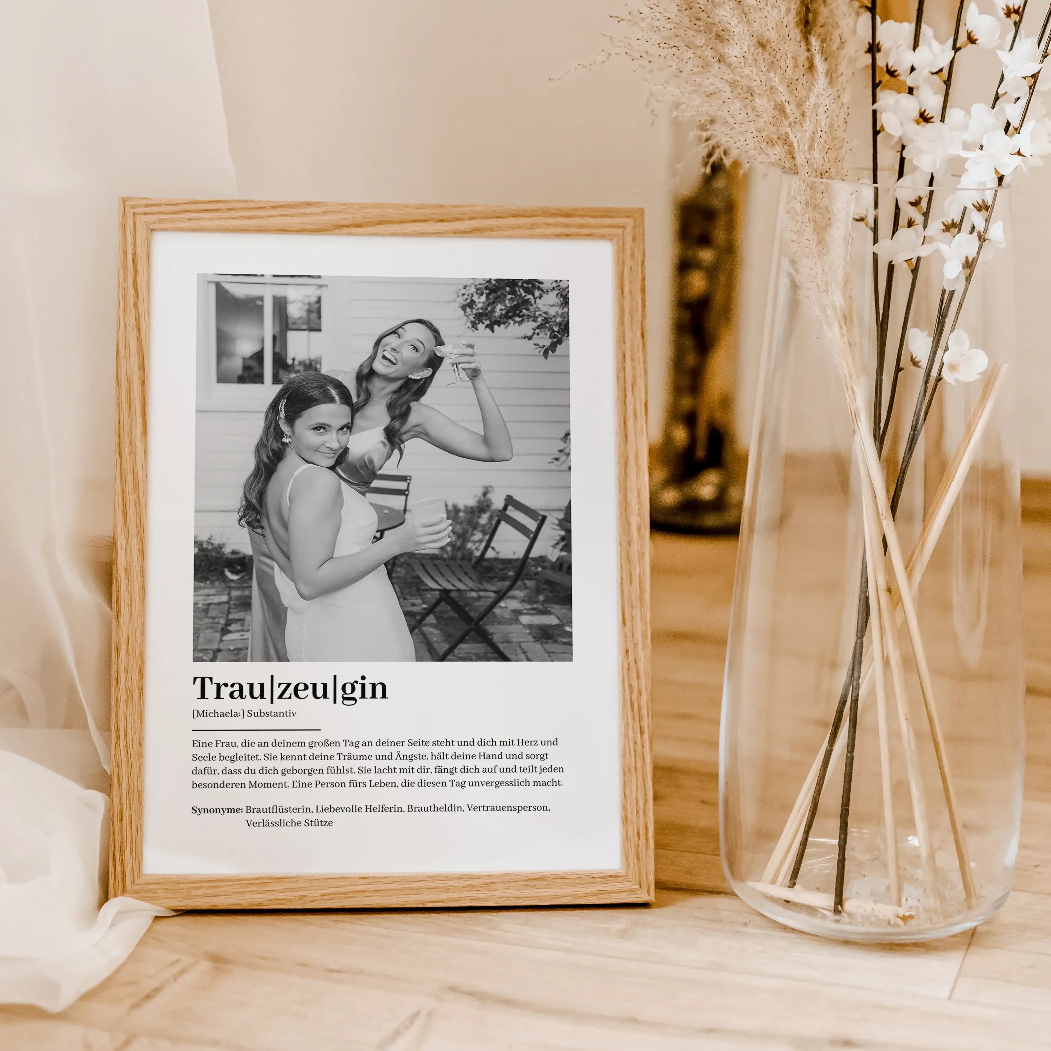 Trauzeugin Definition Poster mit Foto-Personalisiertes Poster-famprints-Suchst du nach einem einzigartigen Geschenk für deine Trauzeugin? Unser Trauzeugin Definition Poster mit Foto ist die perfekte Wahl! Dieses liebevoll gestaltete Poster zeigt auf beson