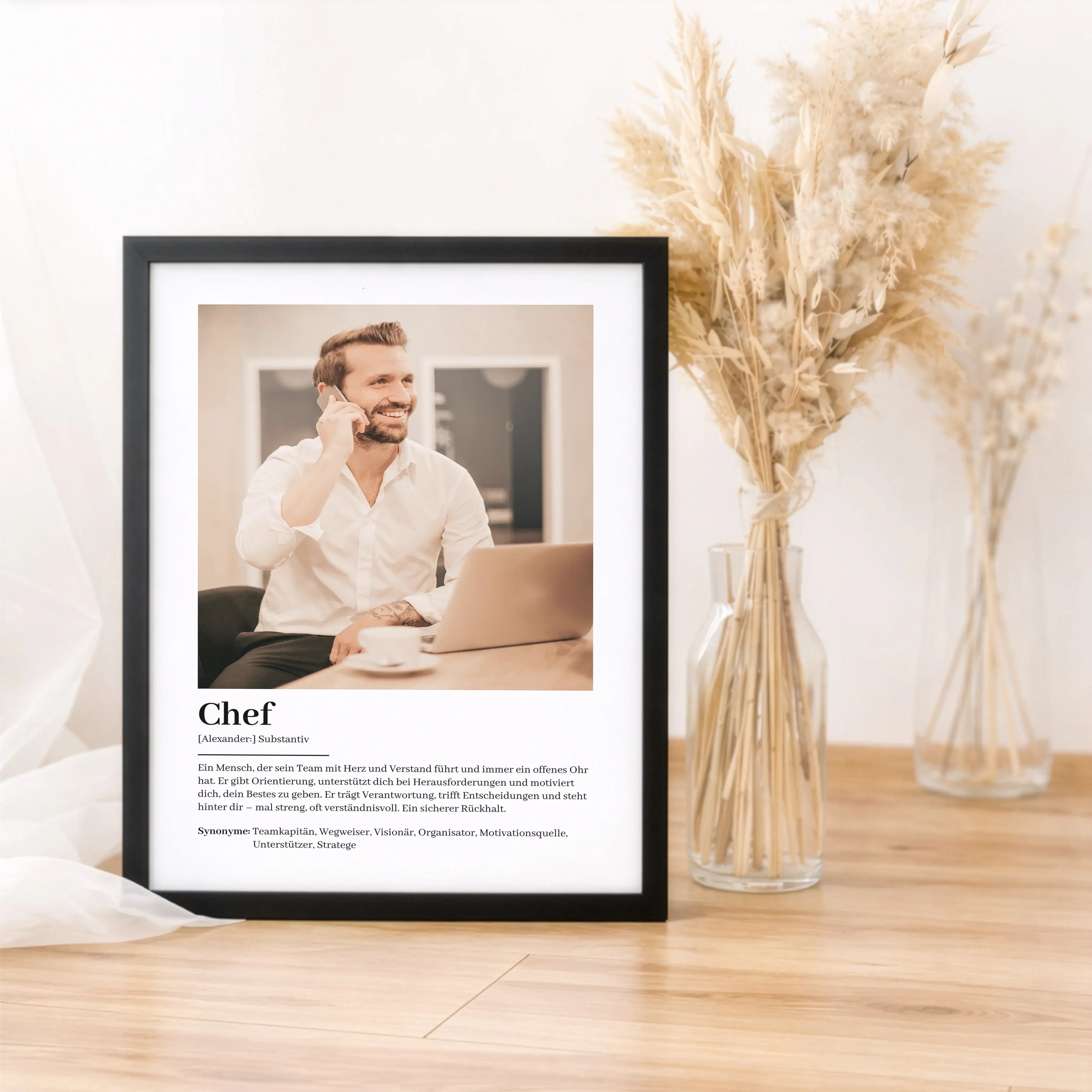 Chef Definition Poster mit Foto-Personalisiertes Poster-famprints-Das Chef Definition Poster mit Foto ist ein persönliches Geschenk, das Wertschätzung zeigt und im Alltag sichtbar bleibt. Bei famprints gestaltest du ein individuelles Poster für deinen Che