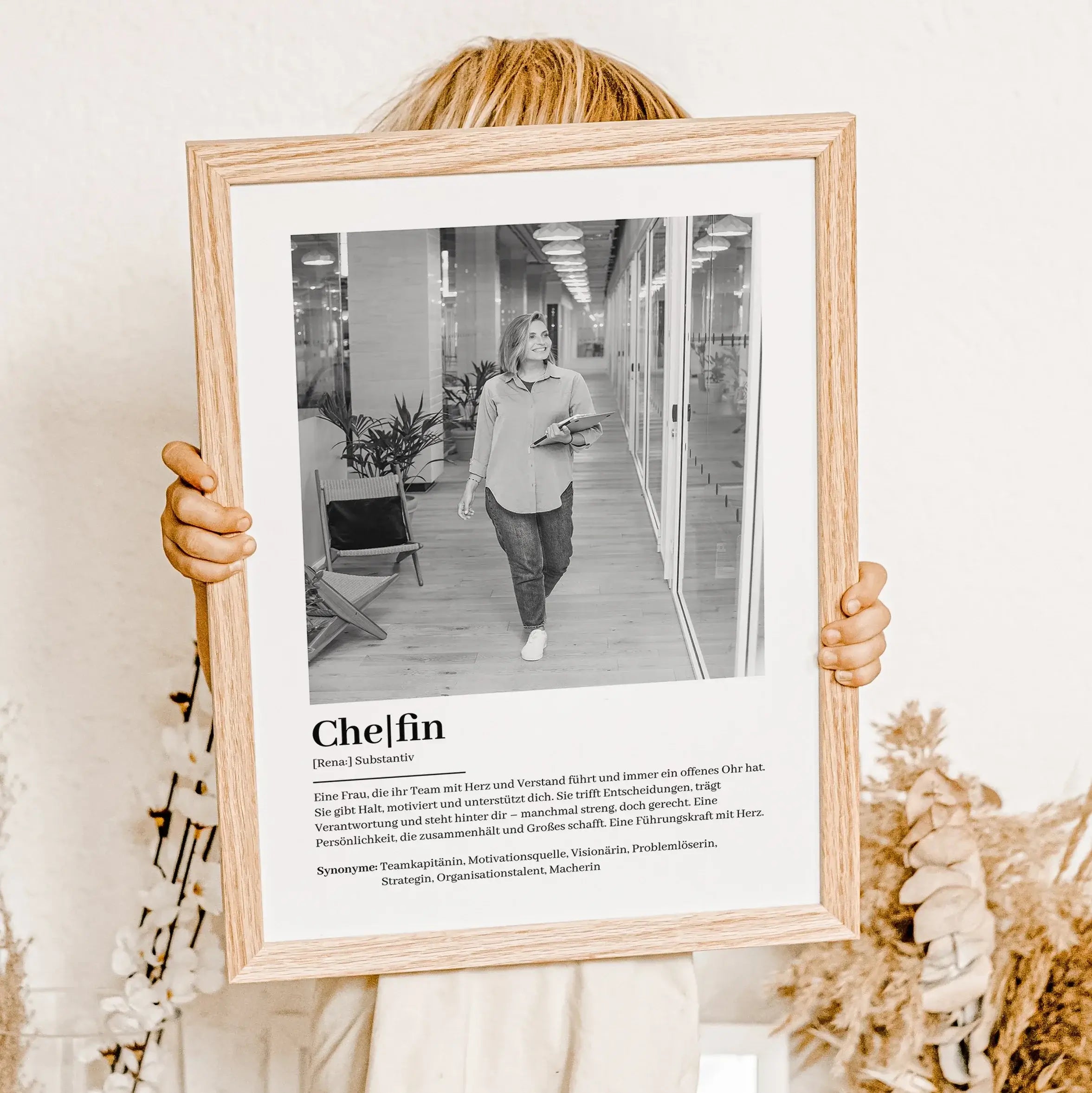 Chefin Definition Poster mit Foto-Personalisiertes Poster-famprints-Suchst du nach einem besonderen Geschenk für deine Chefin? Unser Chefin Definition Poster mit Foto ist die perfekte Wahl! Dieses liebevoll gestaltete Poster zeigt auf einzigartige Weise,