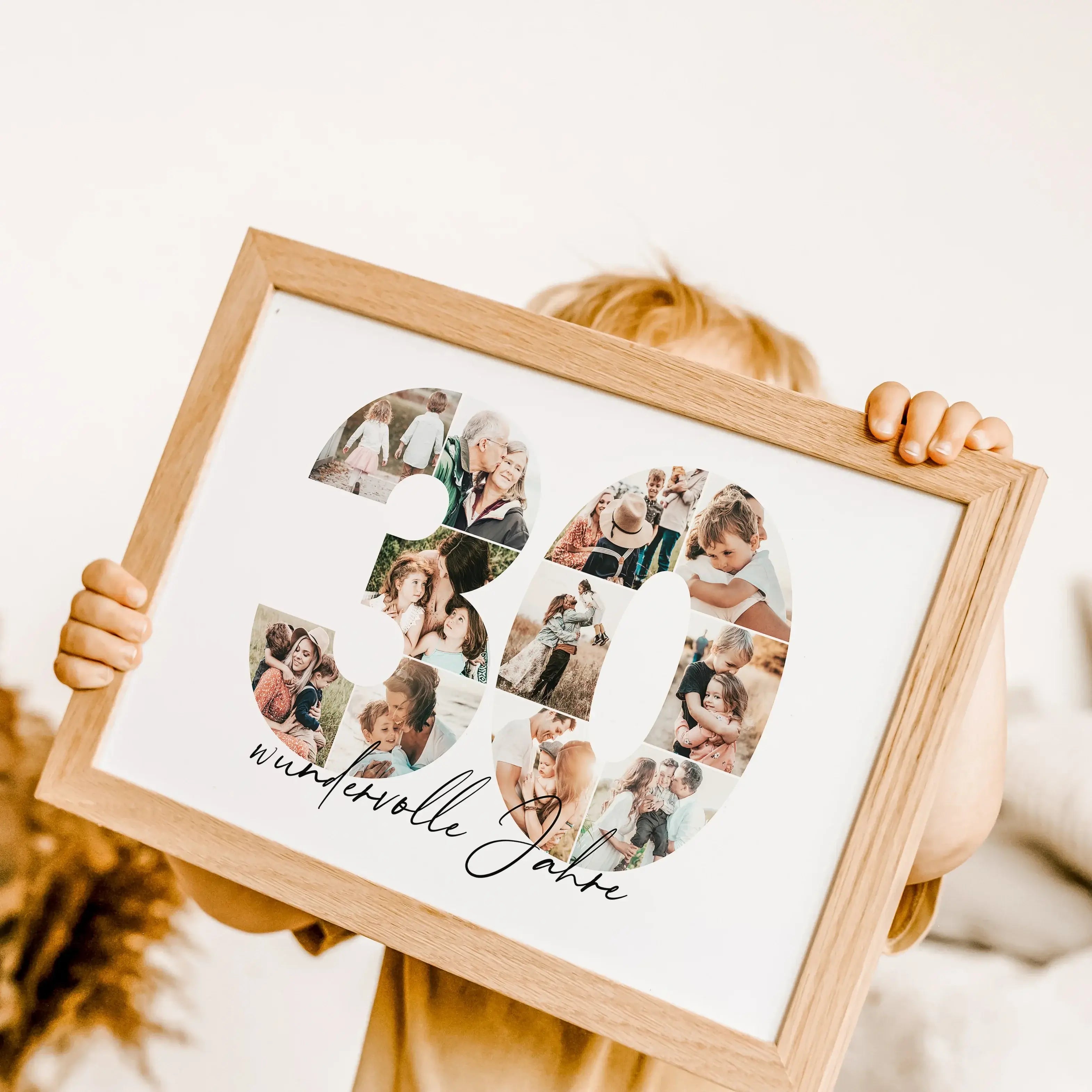 Foto Poster 30 Jahre - Personalisiertes Poster - famprints - Feiere besondere Momente mit unserem einzigartigen Foto Poster 30 – das perfekte personalisierte Geschenk zum Geburtstag, Hochzeitstag oder Jubiläum! Die große Zahl „30“ wird durch deine persönl