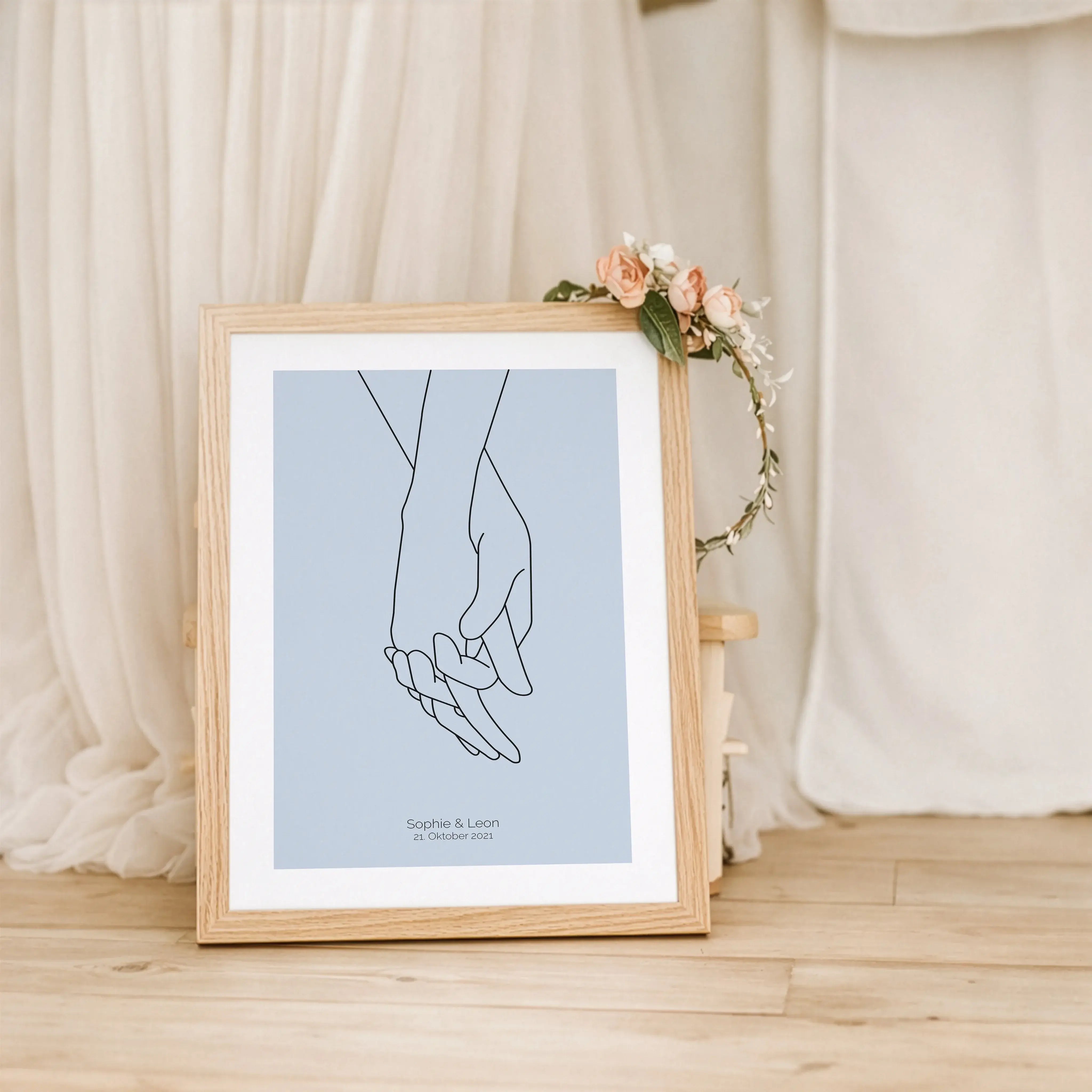 Poster 'Hände Line Art'-Personalisiertes Poster-famprints-Das Poster 'Hände Line Art' von famprints ist eine ruhige, moderne Wanddekoration, die Verbundenheit auf reduzierte Weise zeigt. Die feine Linienzeichnung zweier ineinandergreifender Hände wirkt ze