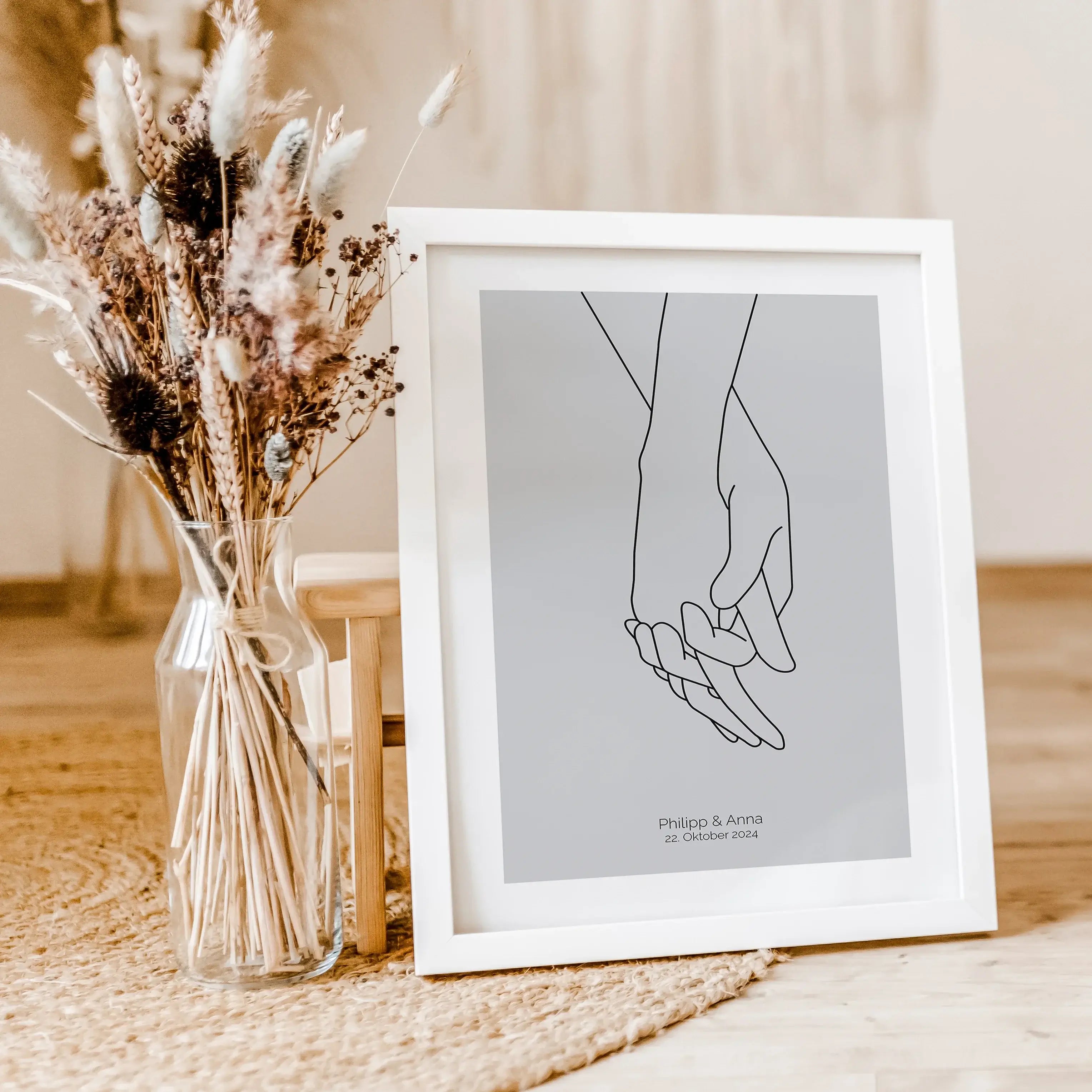Poster 'Hände Line Art'-famprints-Personalisiertes Poster-Auf dem Poster 'Hände Line Art' in grau befindet sich die schwarze Kontur von zwei ineinandergreifenden Händen. Darunter kann das Poster mit deinem Wunschtext personalisiert werden. In unserem Beis