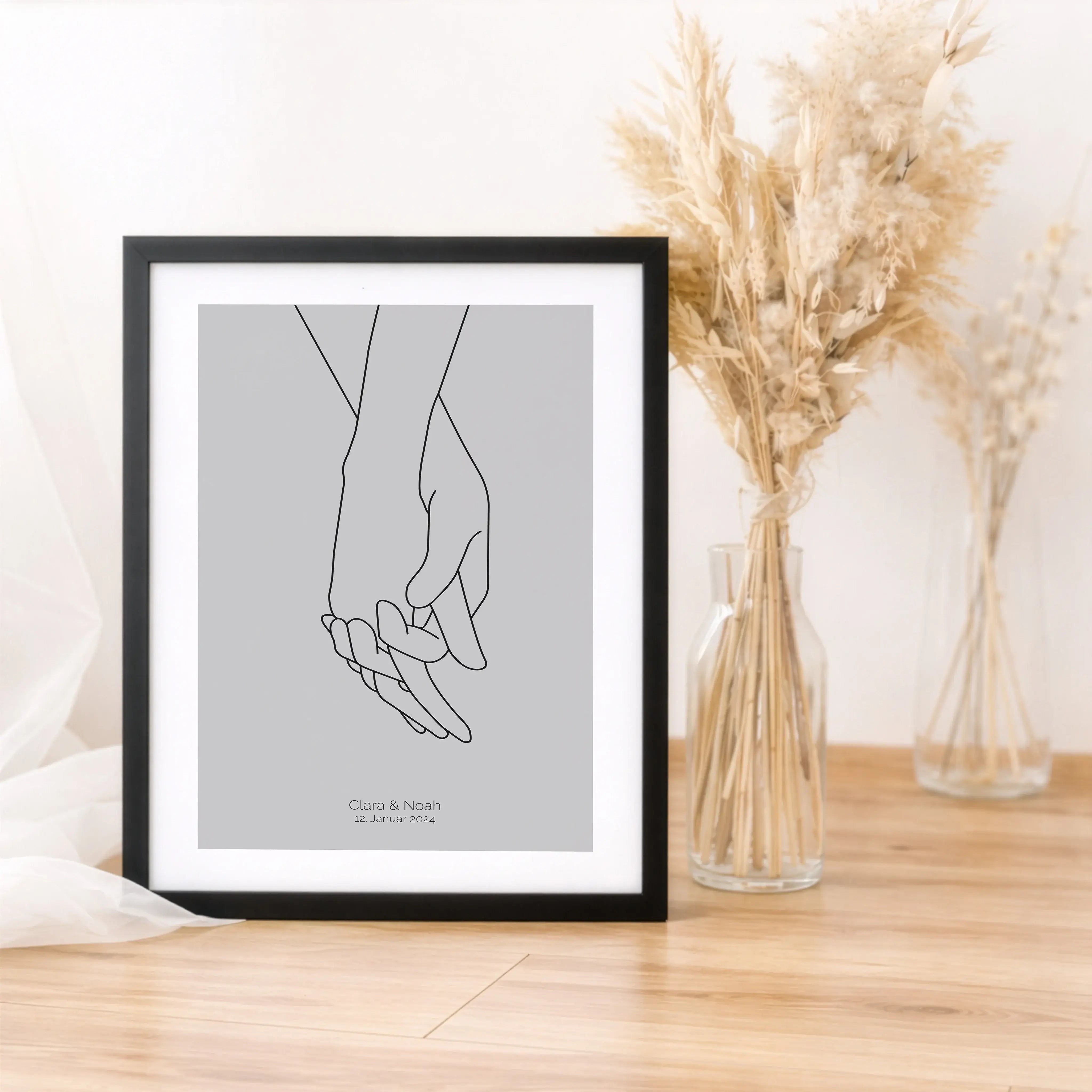 Poster 'Hände Line Art'-Personalisiertes Poster-famprints-Das Poster 'Hände Line Art' von famprints ist eine ruhige, moderne Wanddekoration, die Verbundenheit auf reduzierte Weise zeigt. Die feine Linienzeichnung zweier ineinandergreifender Hände wirkt ze
