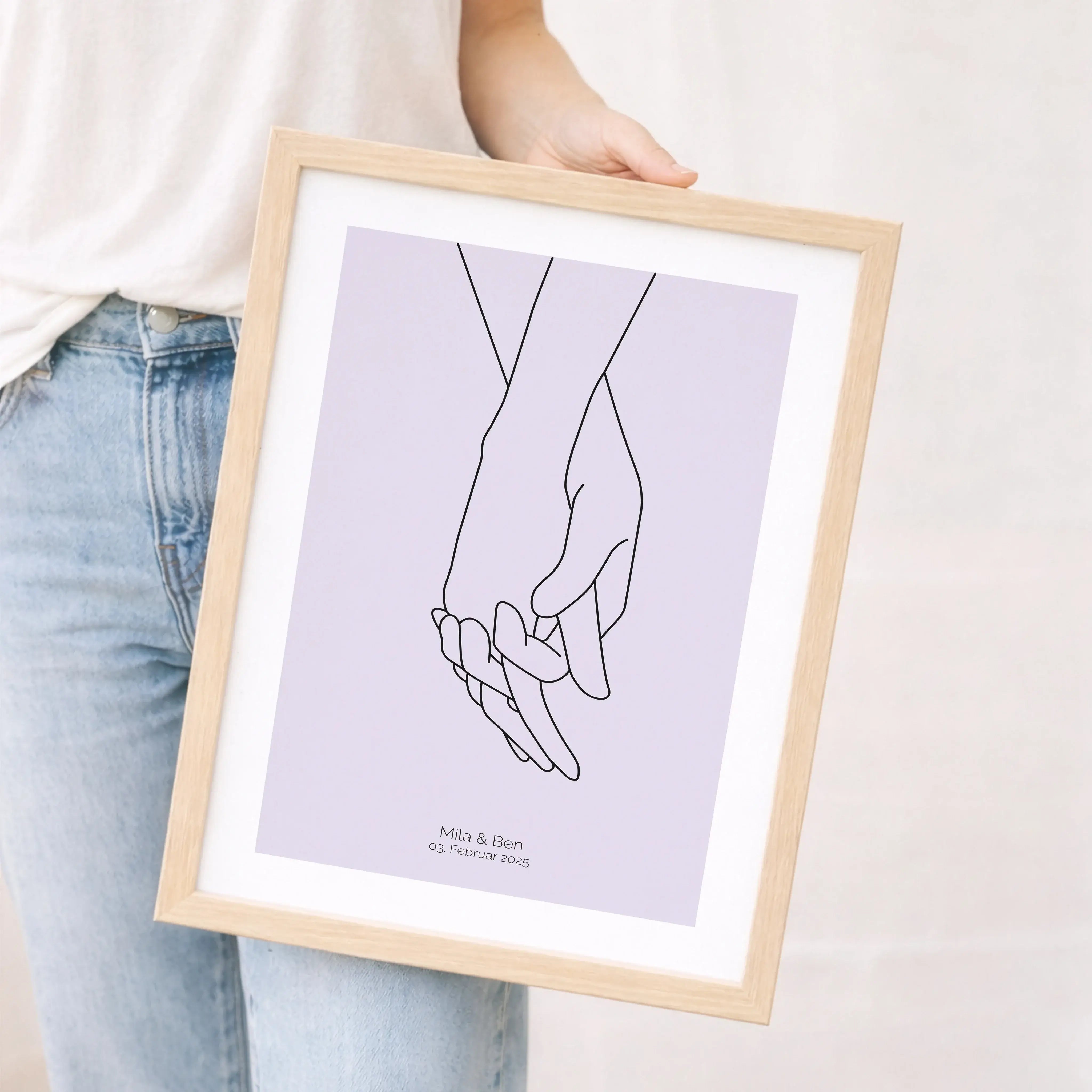 Poster 'Hände Line Art'-Personalisiertes Poster-famprints-Das Poster 'Hände Line Art' von famprints ist eine ruhige, moderne Wanddekoration, die Verbundenheit auf reduzierte Weise zeigt. Die feine Linienzeichnung zweier ineinandergreifender Hände wirkt ze