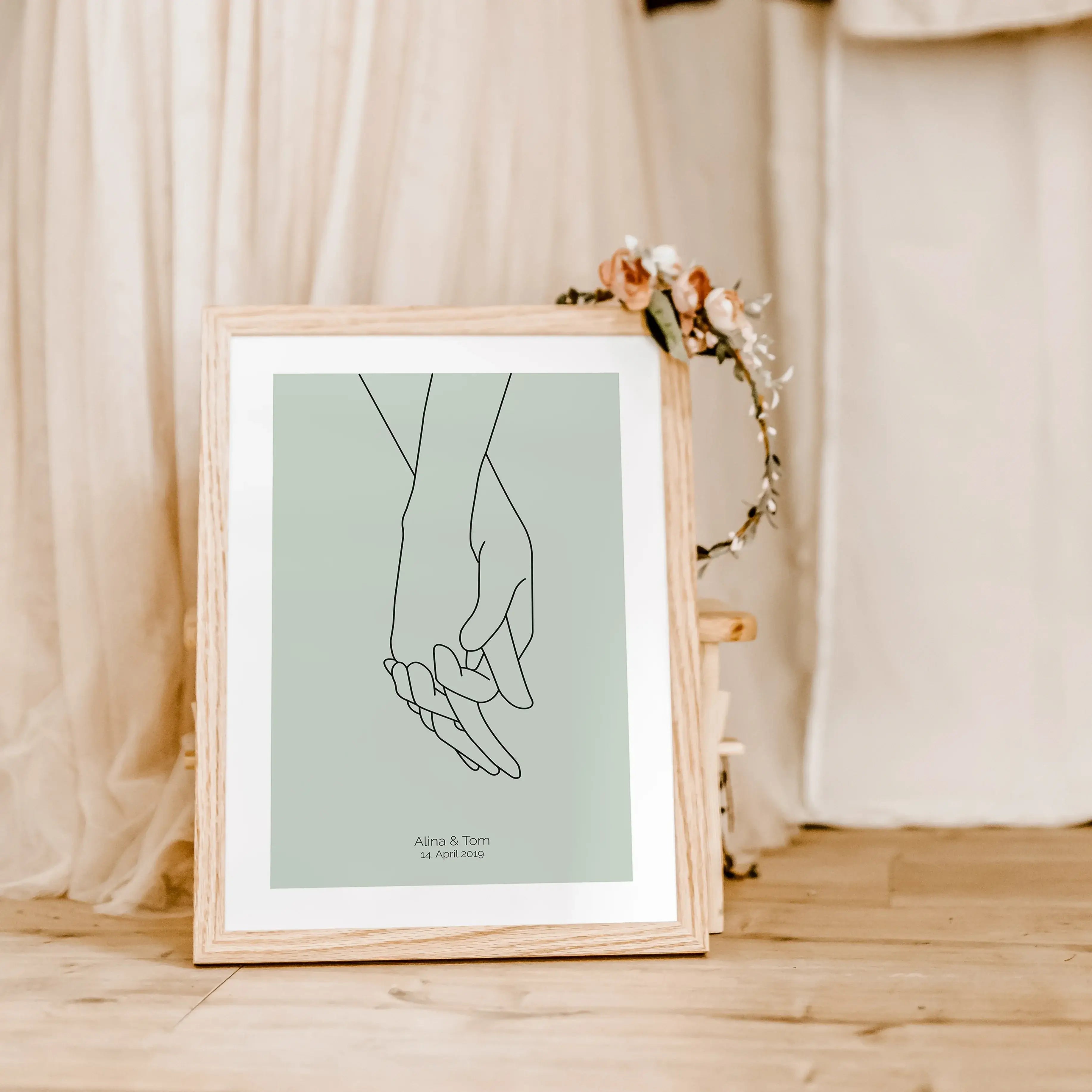 Poster 'Hände Line Art'-famprints-Personalisiertes Poster-Auf dem Poster 'Hände Line Art' in grau befindet sich die schwarze Kontur von zwei ineinandergreifenden Händen. Darunter kann das Poster mit deinem Wunschtext personalisiert werden. In unserem Beis