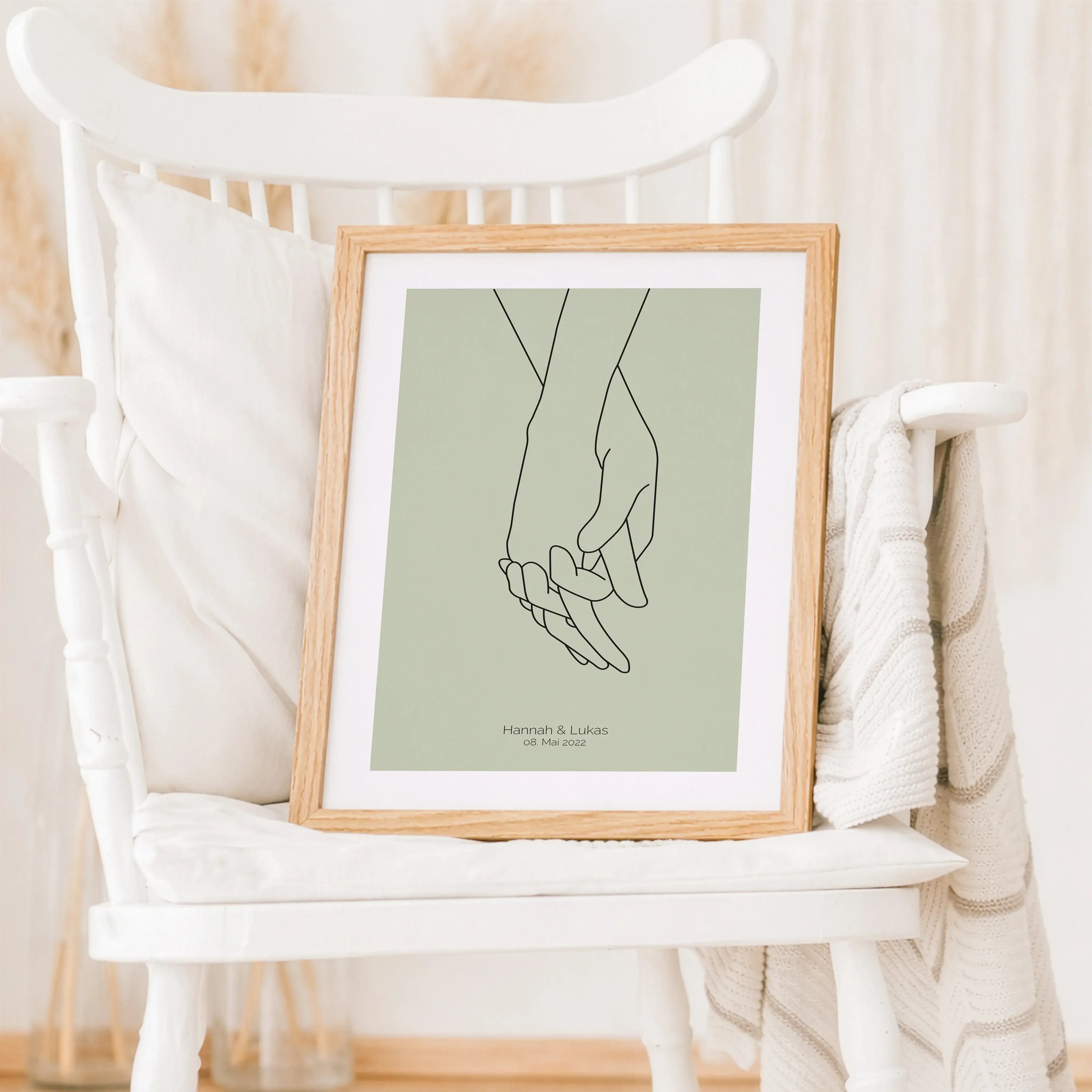 Poster 'Hände Line Art'-Personalisiertes Poster-famprints-Das Poster 'Hände Line Art' von famprints ist eine ruhige, moderne Wanddekoration, die Verbundenheit auf reduzierte Weise zeigt. Die feine Linienzeichnung zweier ineinandergreifender Hände wirkt ze