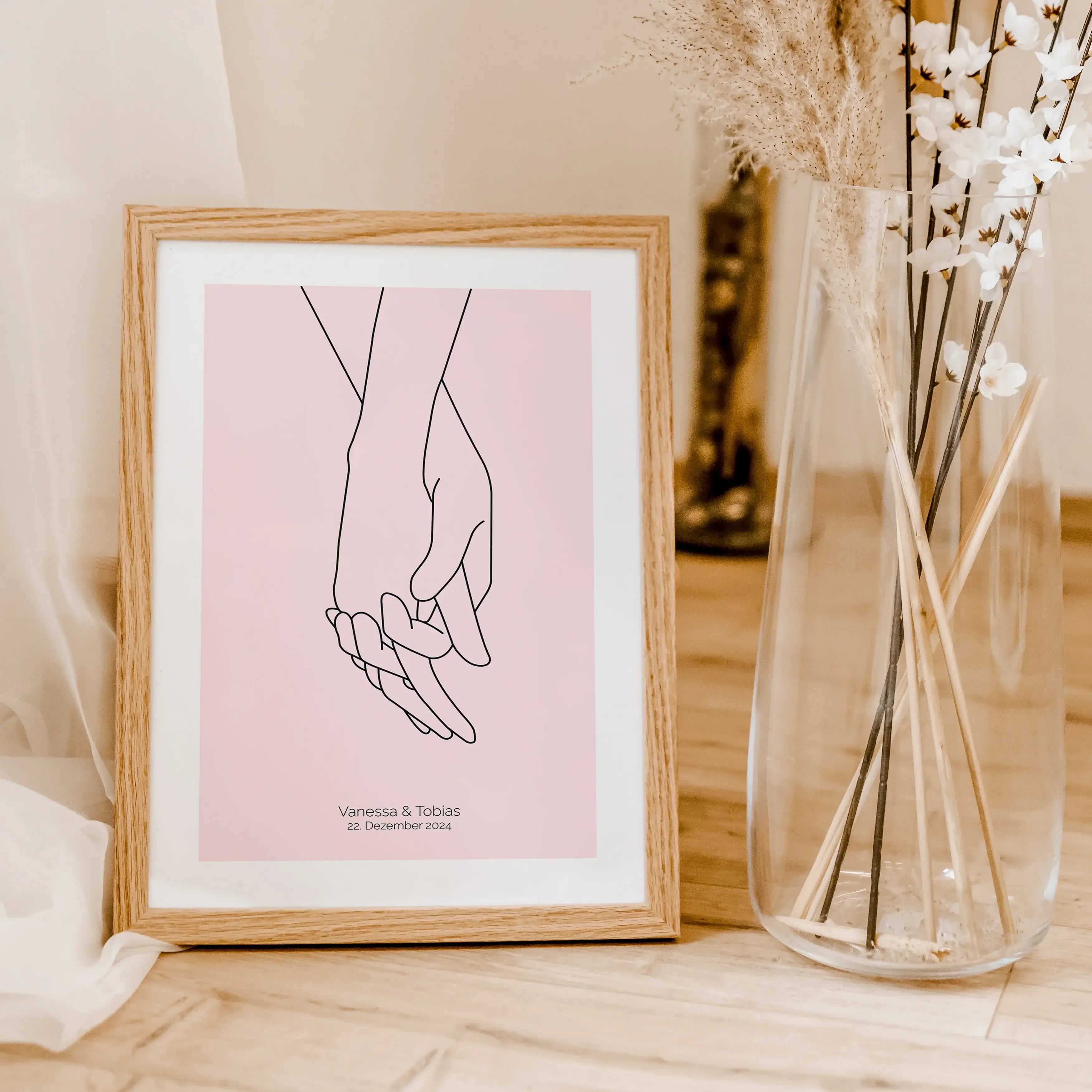 Poster 'Hände Line Art'-famprints-Personalisiertes Poster-Auf dem Poster 'Hände Line Art' in grau befindet sich die schwarze Kontur von zwei ineinandergreifenden Händen. Darunter kann das Poster mit deinem Wunschtext personalisiert werden. In unserem Beis