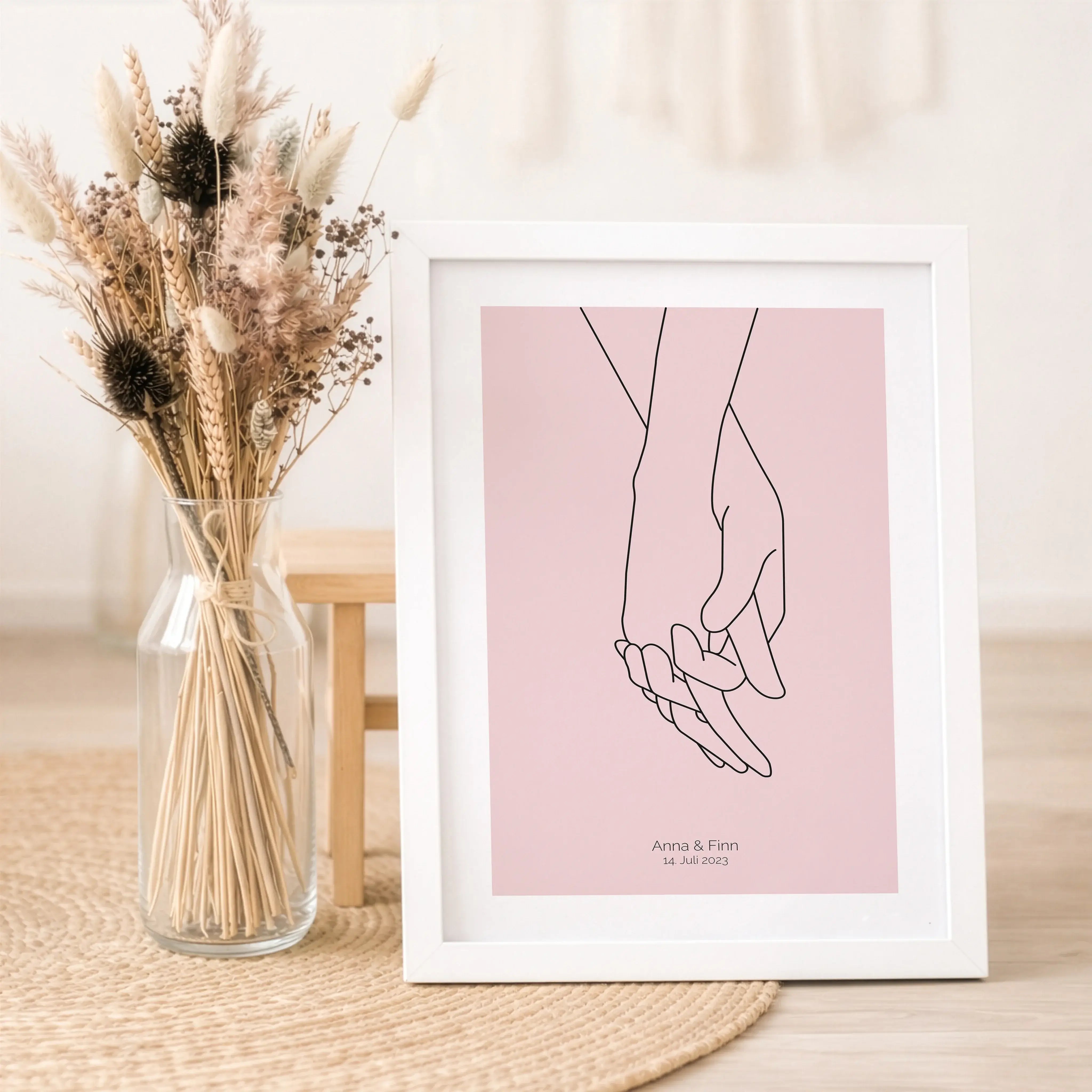 Poster 'Hände Line Art'-Personalisiertes Poster-famprints-Das Poster 'Hände Line Art' von famprints ist eine ruhige, moderne Wanddekoration, die Verbundenheit auf reduzierte Weise zeigt. Die feine Linienzeichnung zweier ineinandergreifender Hände wirkt ze