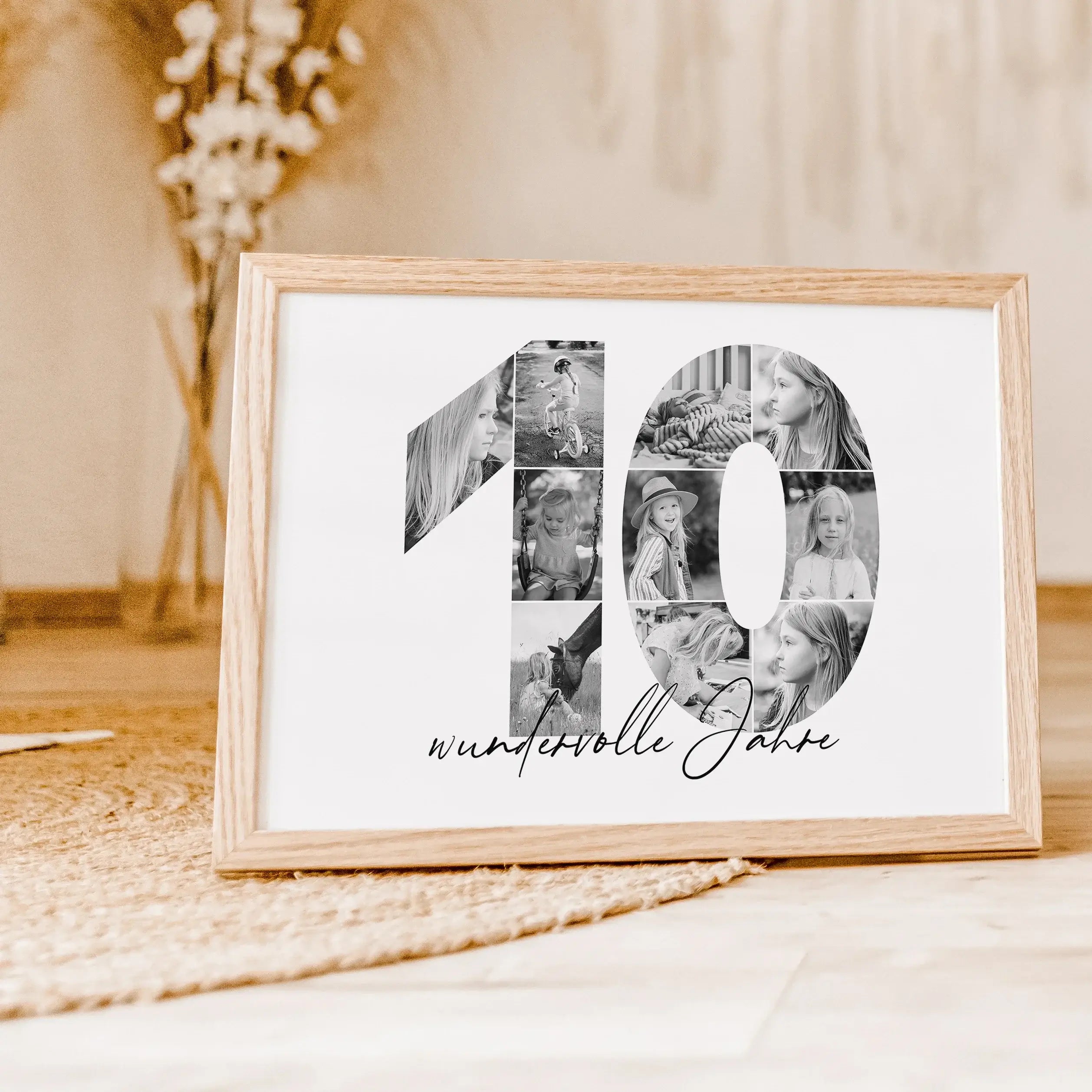 Foto Poster 10 Jahre - Personalisiertes Poster - famprints - Entdecke unser einzigartiges Foto Poster 10, das deine schönsten Erinnerungen auf besondere Weise in Szene setzt. Die große „10“ auf dem Poster kann mit deinen persönlichen Fotos hinterlegt werd