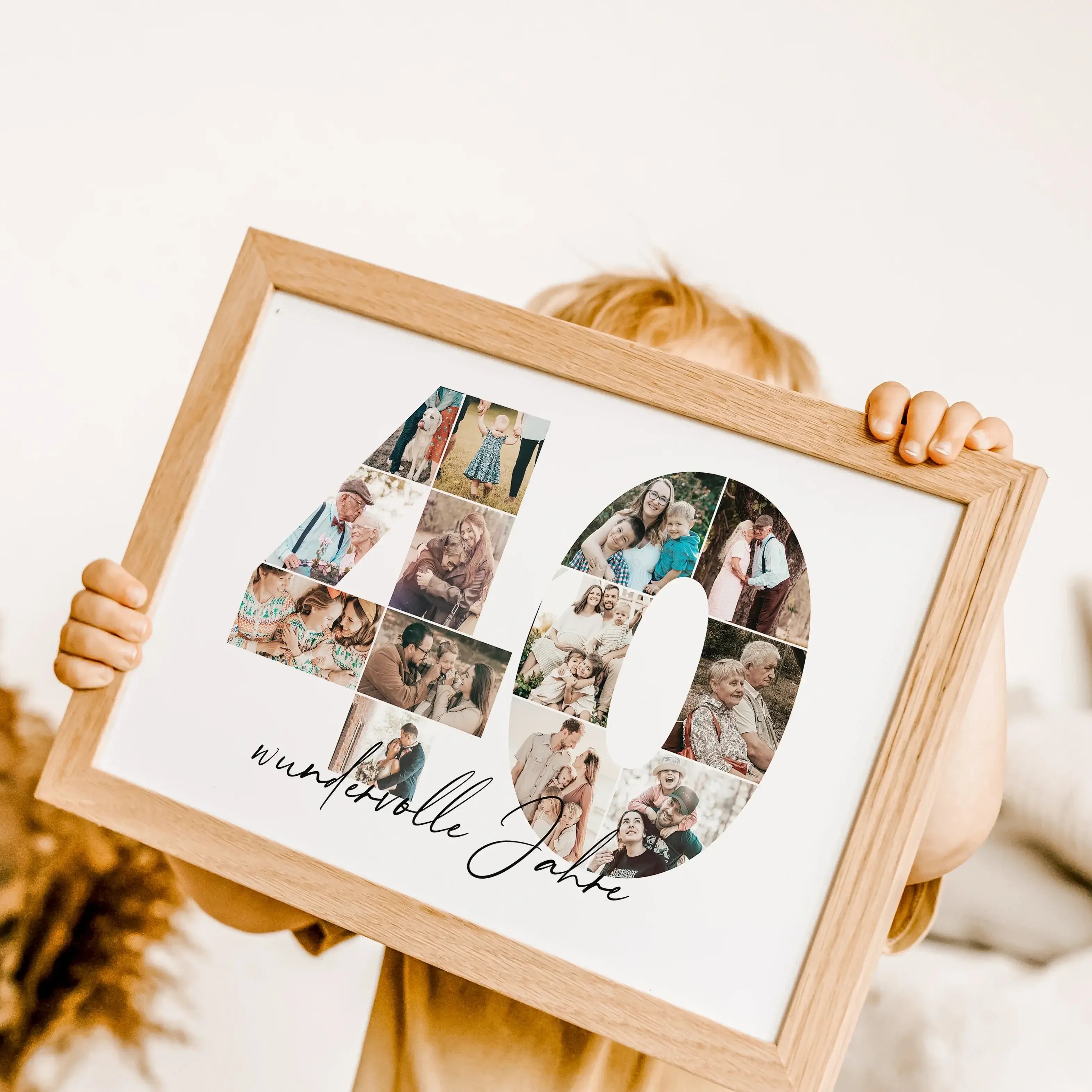 Foto Poster 40 Jahre - Personalisiertes Poster - famprints - Feiere besondere Momente mit unserem einzigartigen Foto Poster 40 – das perfekte personalisierte Geschenk für Geburtstag, Hochzeitstag oder Jubiläum! Die große Zahl 40 wird mit deinen persönlich