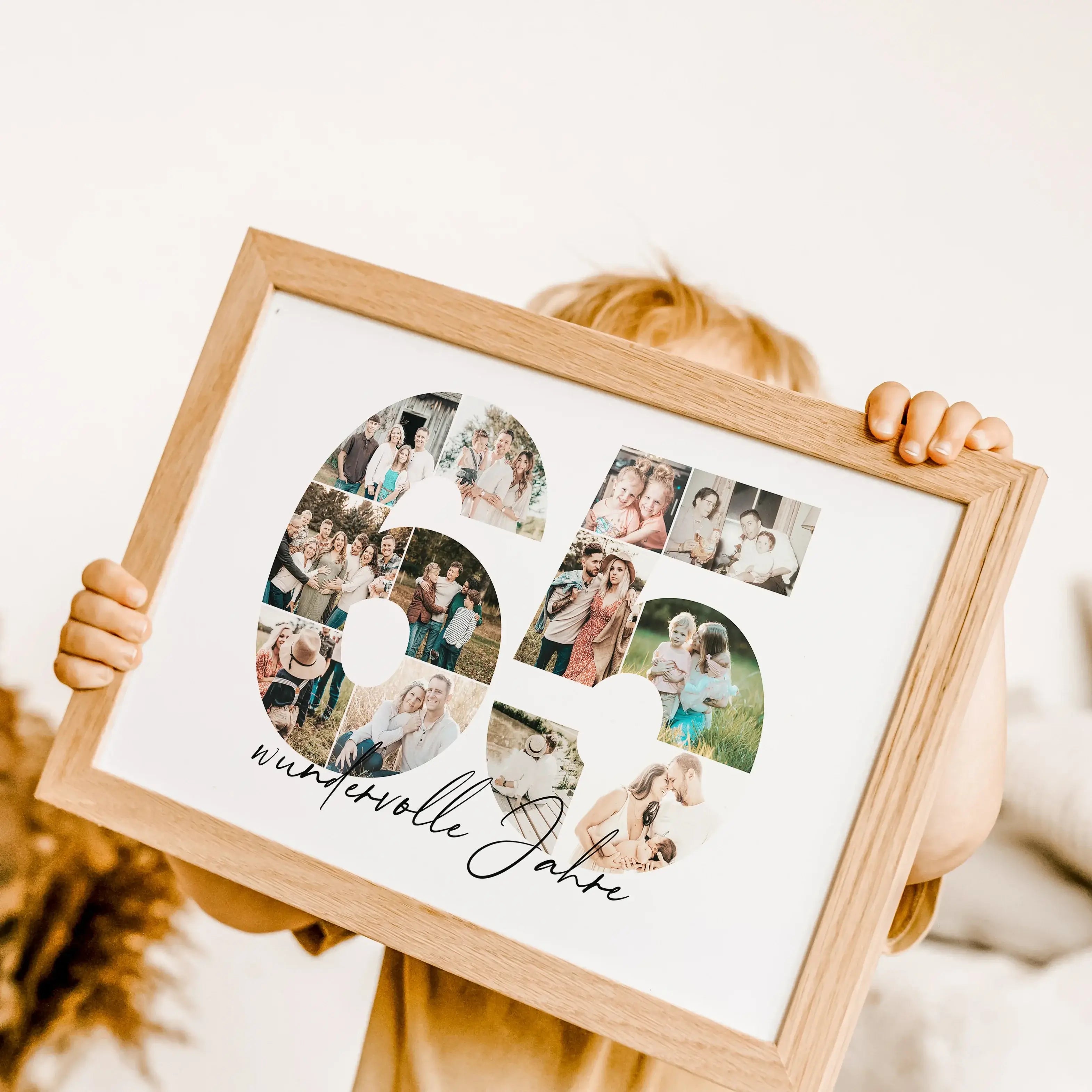 Foto Poster 65 Jahre - Personalisiertes Poster - famprints - Feiere besondere Momente mit unserem einzigartigen Foto Poster 65! Dieses personalisierte Poster zeigt die Zahl 65, hinterlegt mit deinen liebsten Fotos, die eine wunderschöne Fotocollage ergebe