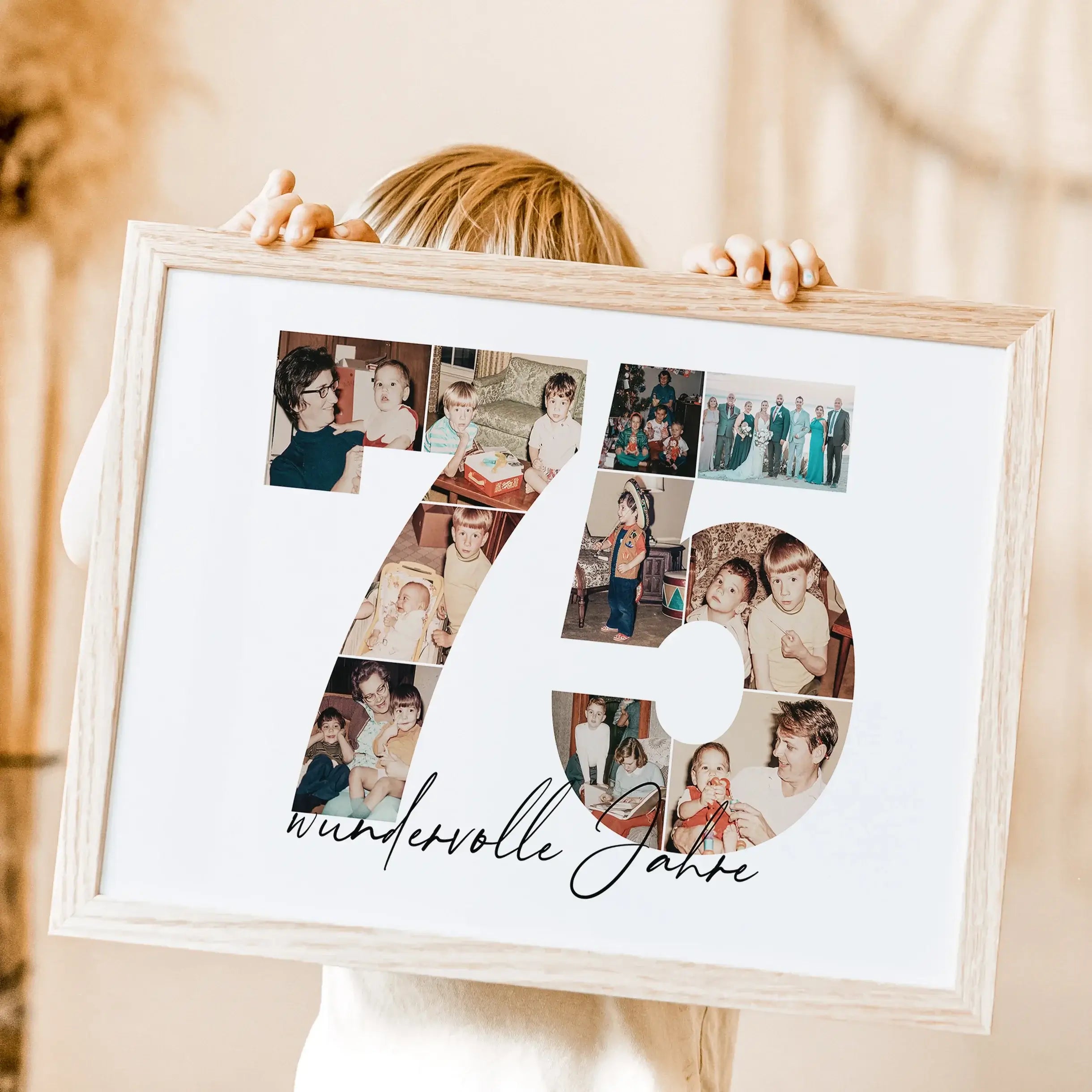 Foto Poster 75 Jahre - Personalisiertes Poster - famprints - Feiere besondere Momente mit unserem einzigartigen Foto Poster 75 – das perfekte personalisierte Geschenk zum 75. Geburtstag, Hochzeitstag oder Jubiläum! Die große „75“ auf dem Poster kannst du