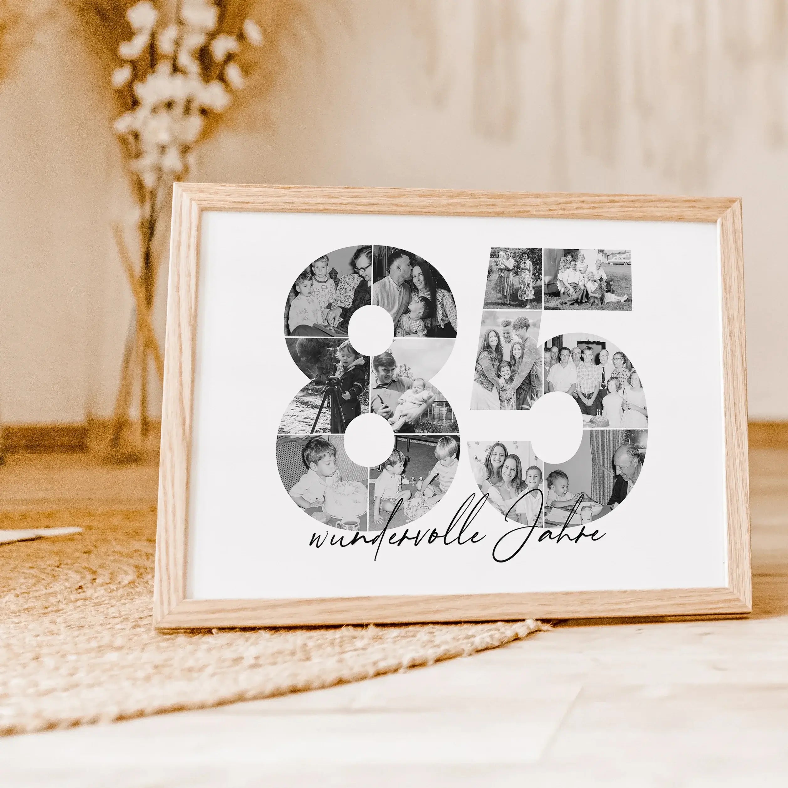 Foto Poster 85 Jahre - Personalisiertes Poster - famprints - Feiere besondere Momente mit unserem einzigartigen Foto Poster 85! Dieses personalisierte Poster zeigt die Zahl 85, die du mit deinen liebsten Fotos hinterlegen kannst – so entsteht eine individ