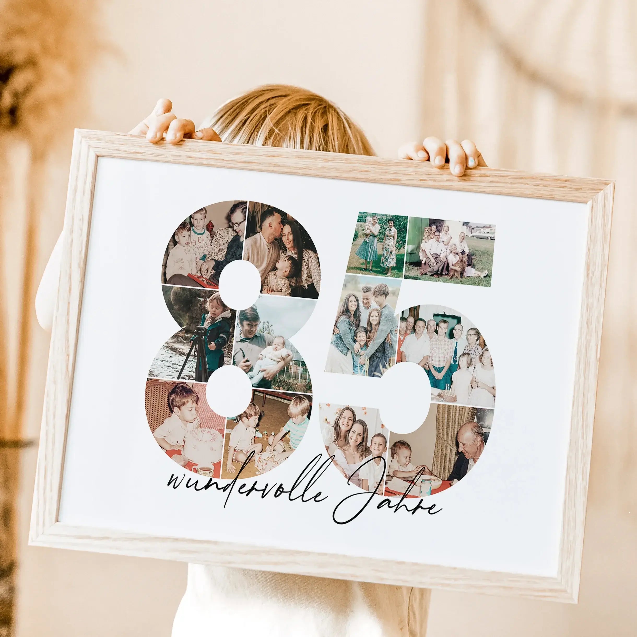 Foto Poster 85 Jahre - Personalisiertes Poster - famprints - Feiere besondere Momente mit unserem einzigartigen Foto Poster 85! Dieses personalisierte Poster zeigt die Zahl 85, die du mit deinen liebsten Fotos hinterlegen kannst – so entsteht eine individ