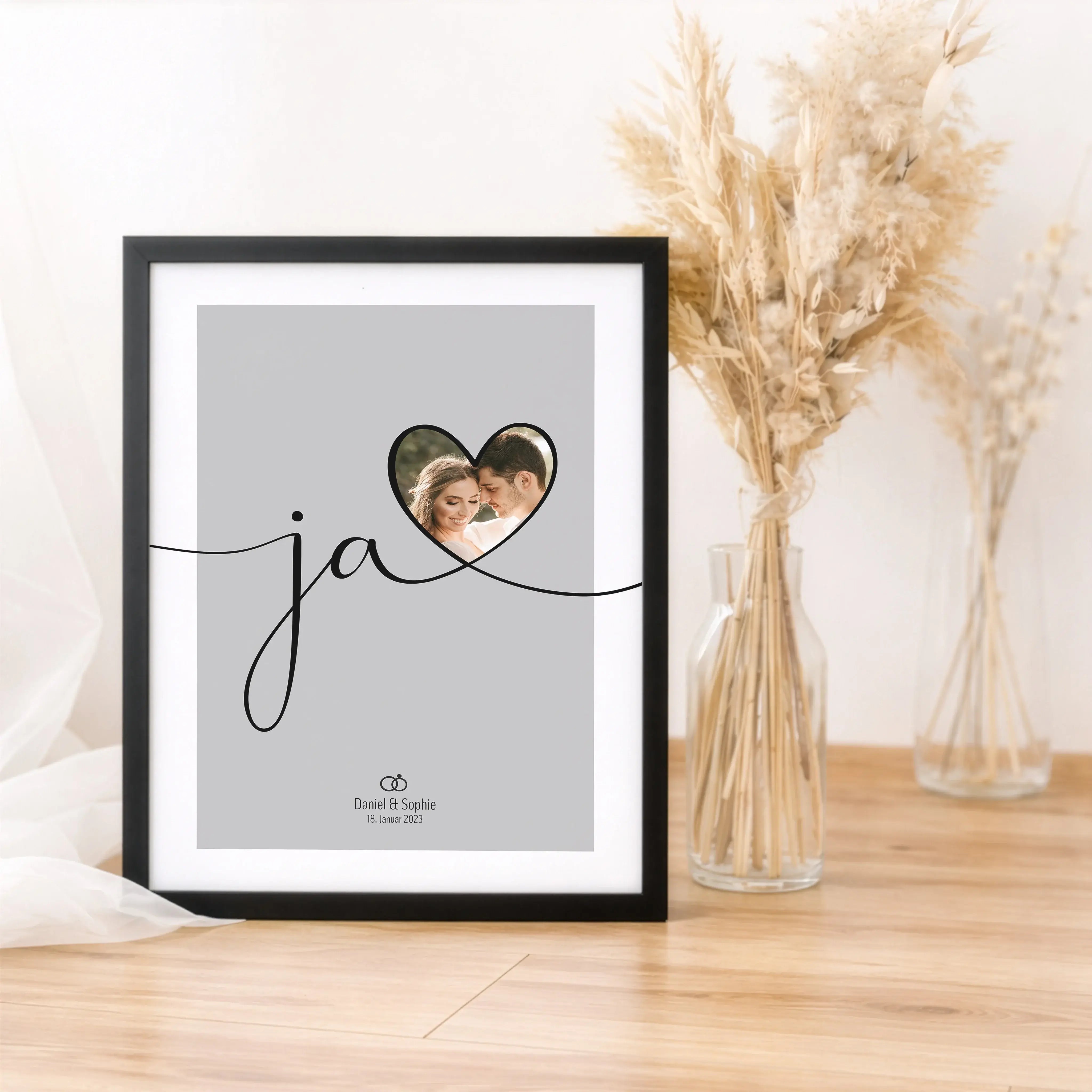 Geldgeschenk Ja Poster-Personalisiertes Poster-famprints-Das Geldgeschenk Ja Poster von famprints ist eine kreative Art, Geld zur Hochzeit zu verschenken und gleichzeitig etwas Persönliches zu überreichen. Der elegante Ja Schriftzug mit Herz wird zum Mitt