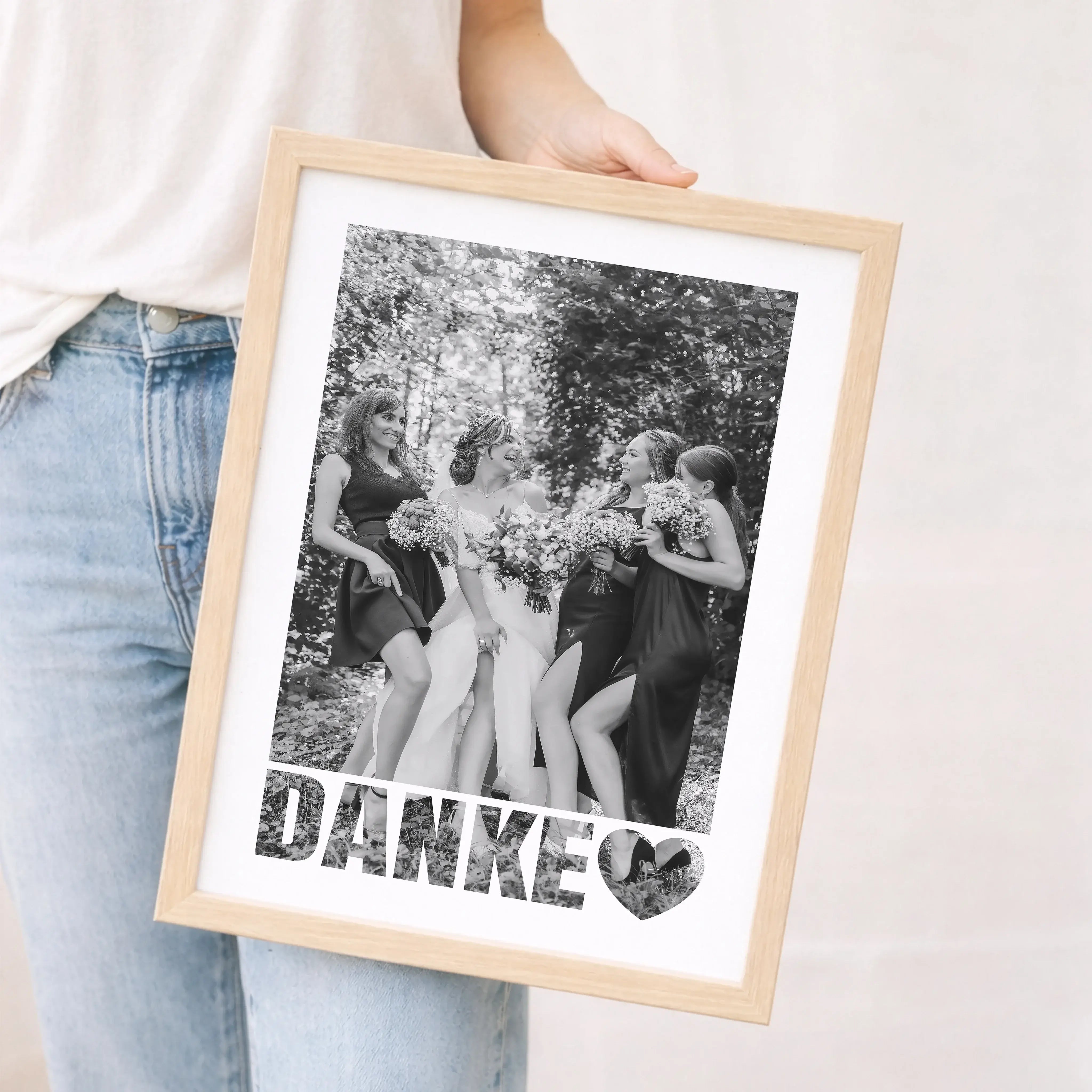 Foto Poster Danke-Personalisiertes Poster-famprints-Mit dem Foto Poster Danke von famprints sagst du auf persönliche und stilvolle Weise Danke. Dein eigenes Foto steht im Mittelpunkt und wird durch das klare DANKE Motiv mit Herz zu einer starken Botschaft
