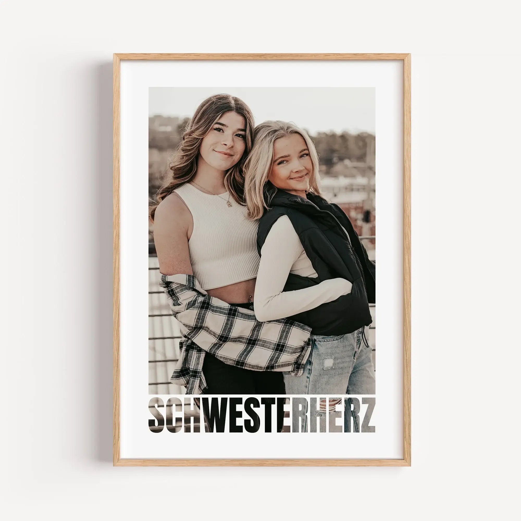 Schwesterherz Foto Poster - Personalisiertes Poster - famprints - Überrasche dein Schwesterherz mit unserem einzigartigen Schwesterherz Foto Poster – dem perfekten personalisierten Geschenk für deine Schwester! Dieses wunderschöne Poster kannst du mit ein