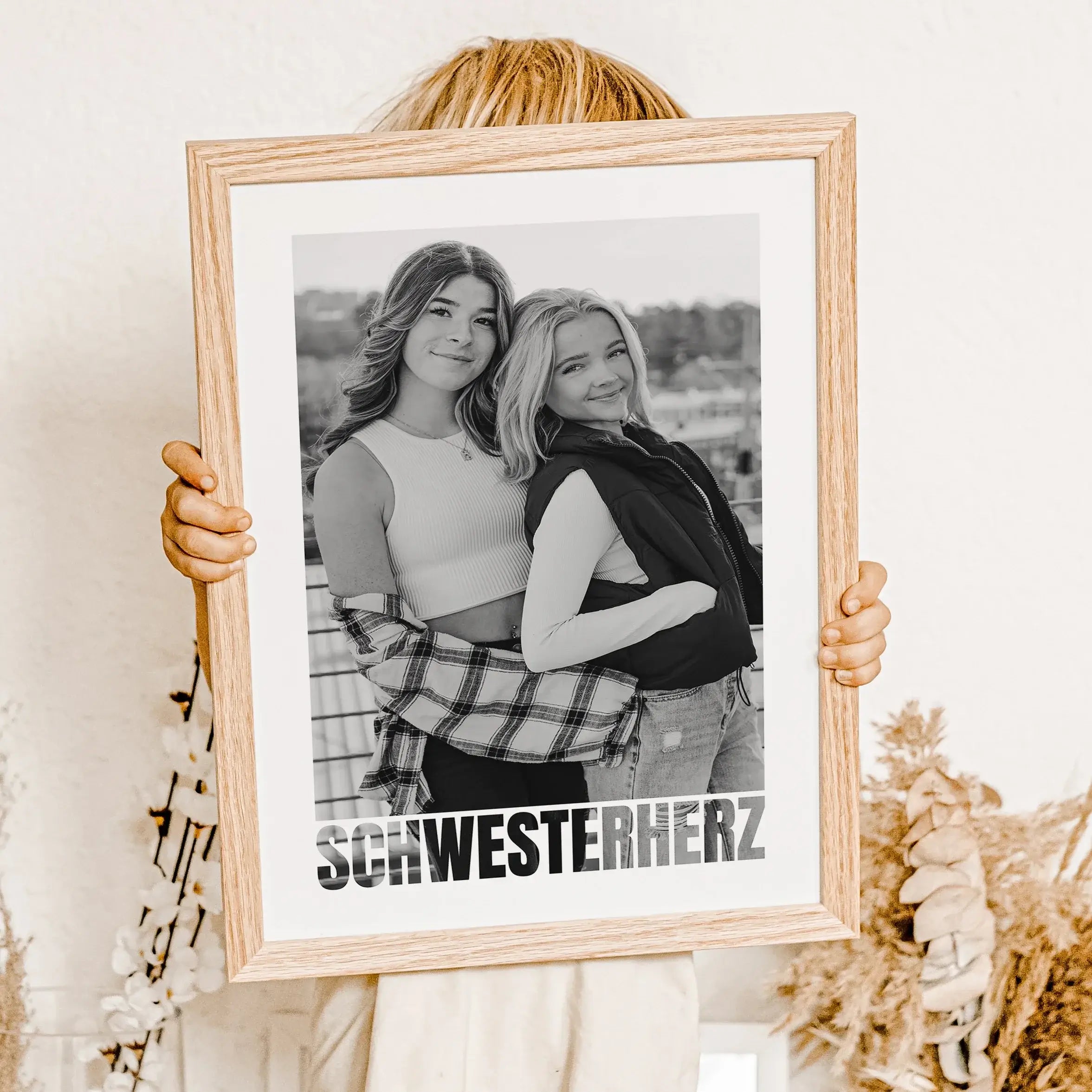 Schwesterherz Foto Poster - Personalisiertes Poster - famprints - Überrasche dein Schwesterherz mit unserem einzigartigen Schwesterherz Foto Poster – dem perfekten personalisierten Geschenk für deine Schwester! Dieses wunderschöne Poster kannst du mit ein