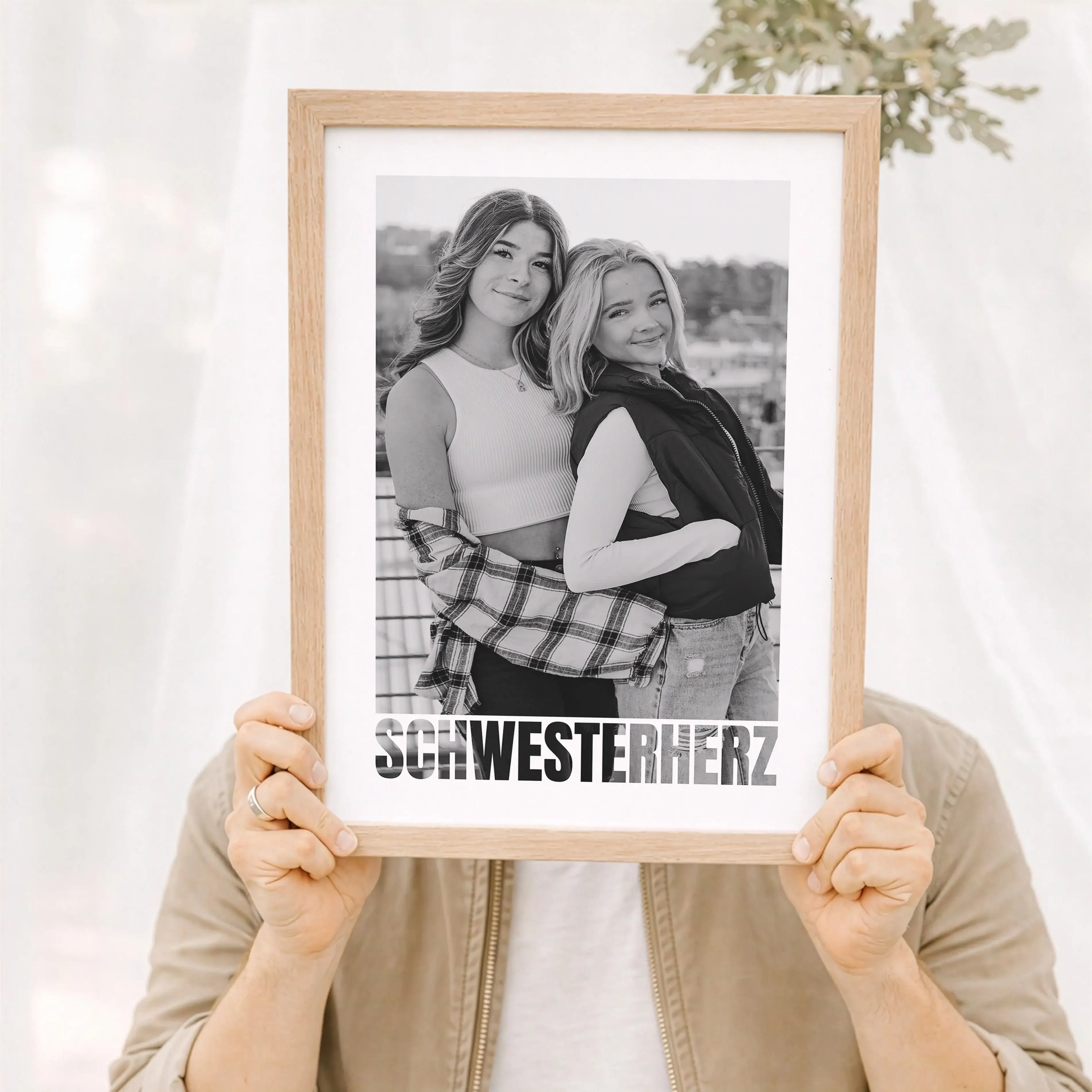 Schwesterherz Foto Poster-Personalisiertes Poster-famprints-Das Schwesterherz Foto Poster von famprints ist ein persönliches Geschenk für deine Schwester, das Erinnerungen sichtbar macht. Du gestaltest das Poster mit eurem Lieblingsfoto und schaffst damit