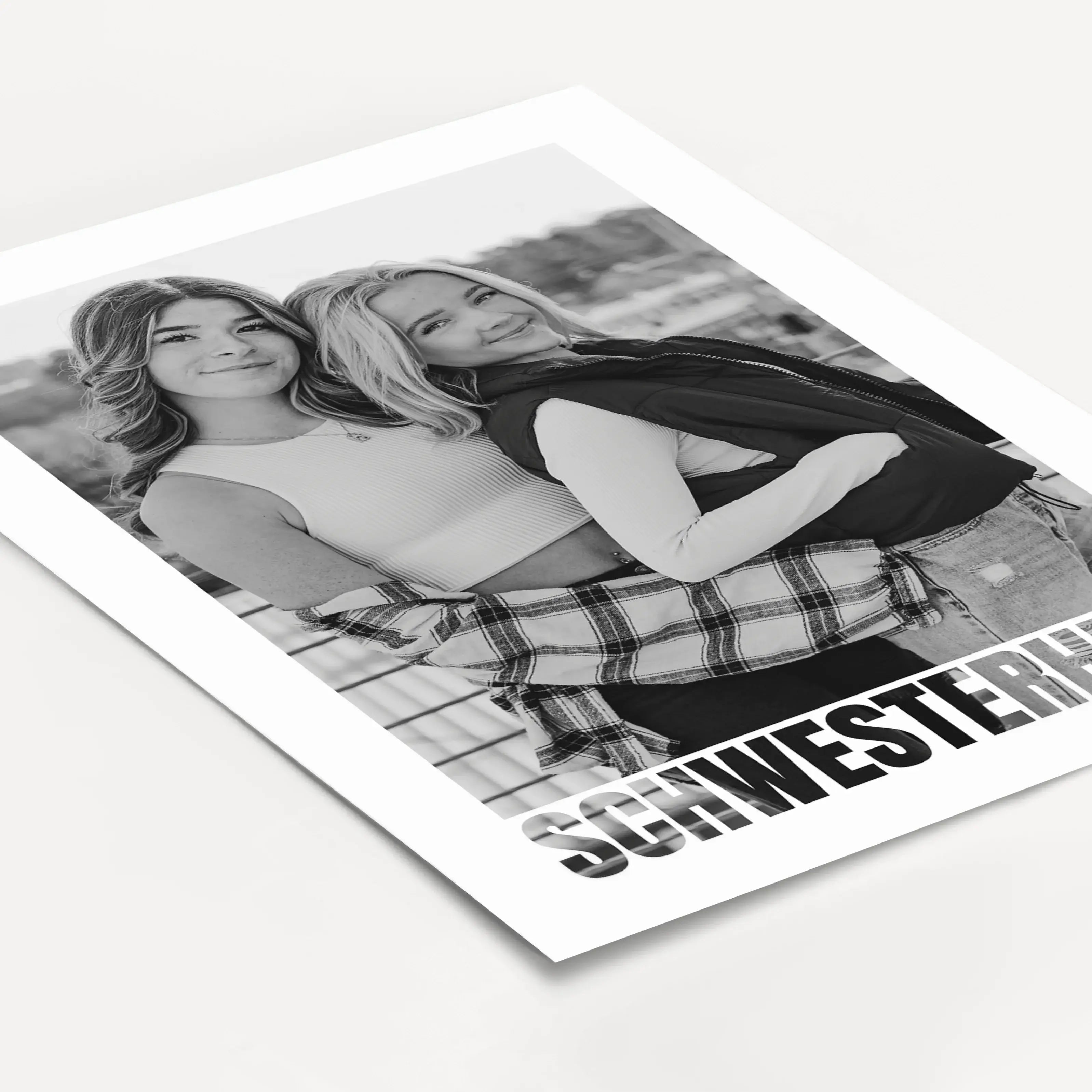 Schwesterherz Foto Poster - Personalisiertes Poster - famprints - Überrasche dein Schwesterherz mit unserem einzigartigen Schwesterherz Foto Poster – dem perfekten personalisierten Geschenk für deine Schwester! Dieses wunderschöne Poster kannst du mit ein
