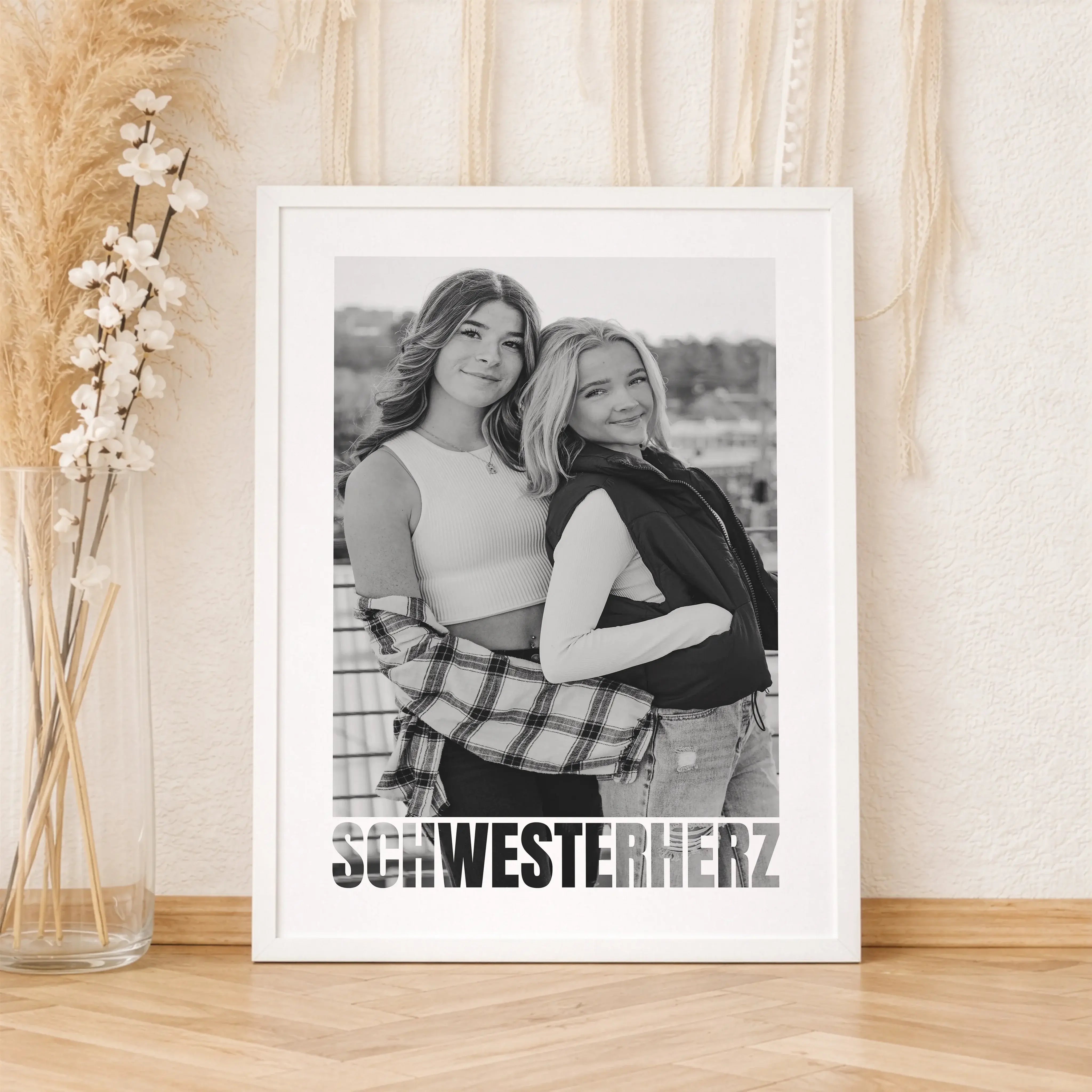 Schwesterherz Foto Poster-Personalisiertes Poster-famprints-Das Schwesterherz Foto Poster von famprints ist ein persönliches Geschenk für deine Schwester, das Erinnerungen sichtbar macht. Du gestaltest das Poster mit eurem Lieblingsfoto und schaffst damit