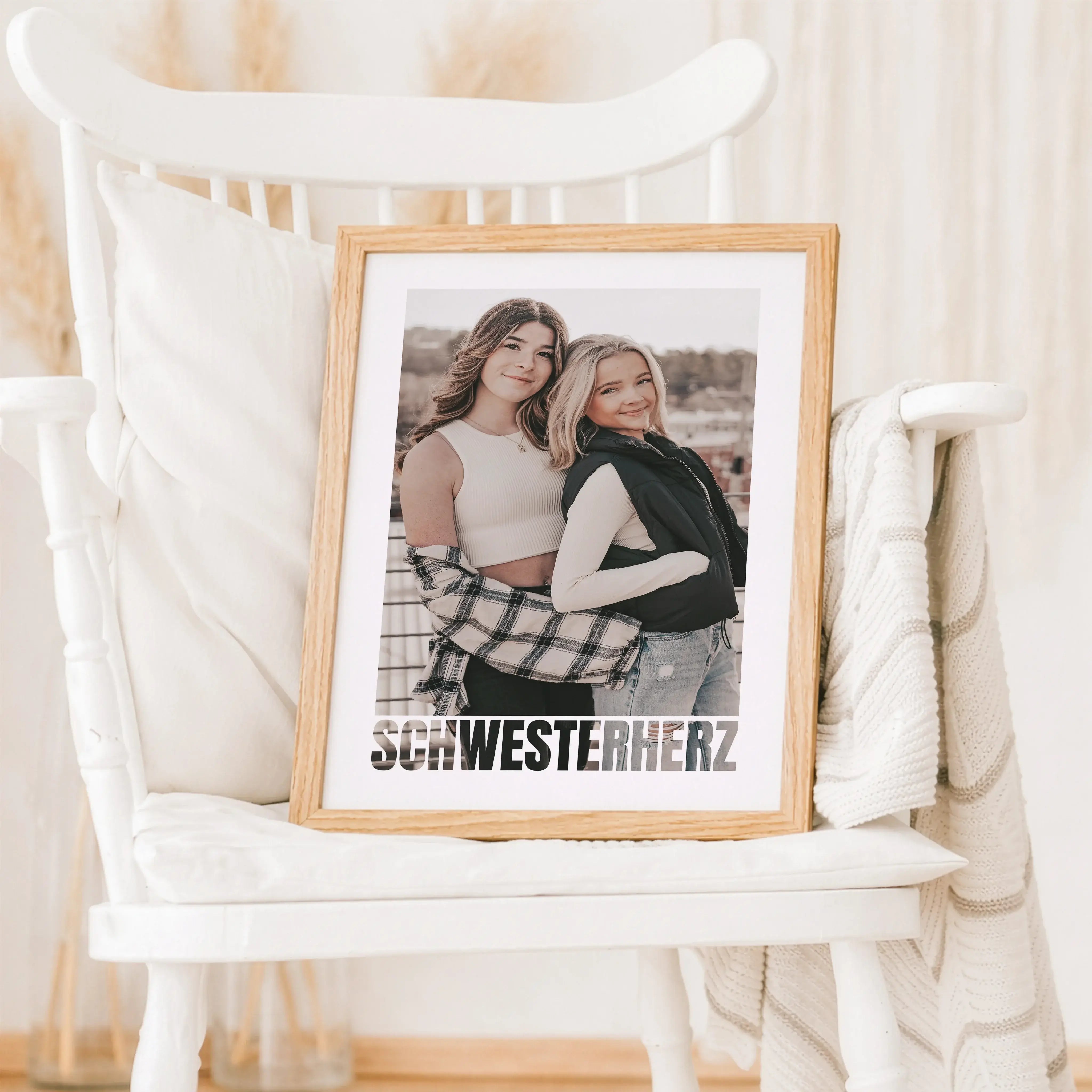 Schwesterherz Foto Poster-Personalisiertes Poster-famprints-Das Schwesterherz Foto Poster von famprints ist ein persönliches Geschenk für deine Schwester, das Erinnerungen sichtbar macht. Du gestaltest das Poster mit eurem Lieblingsfoto und schaffst damit