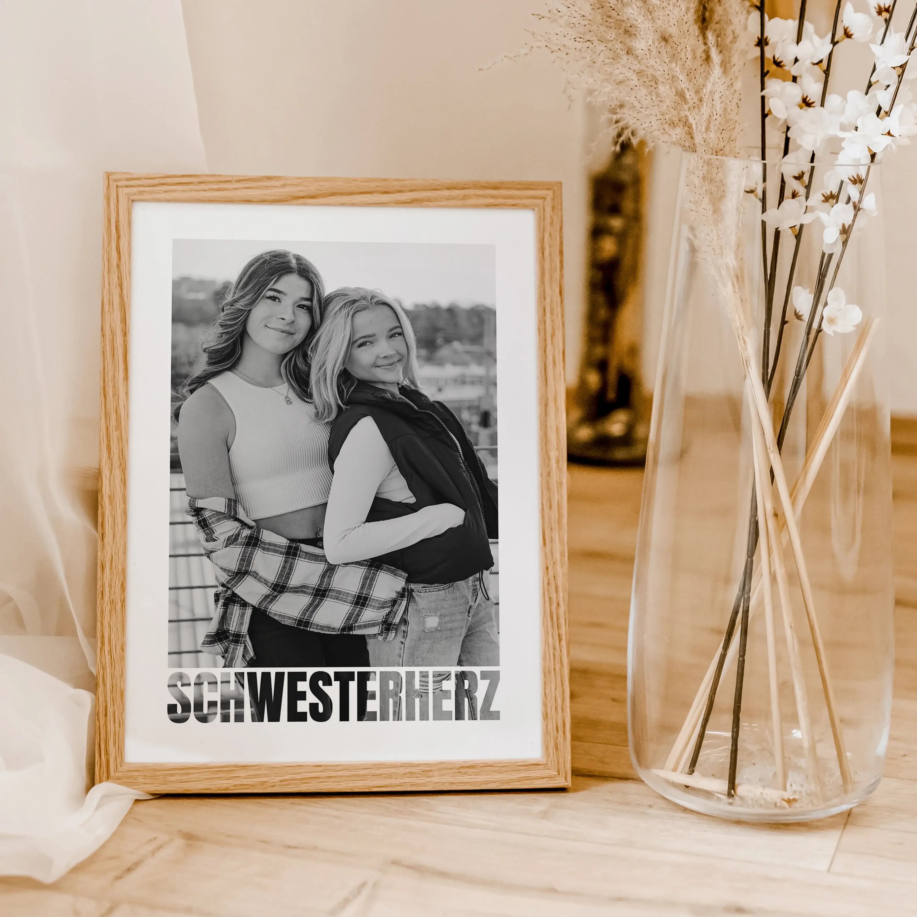 Schwesterherz Foto Poster - Personalisiertes Poster - famprints - Überrasche dein Schwesterherz mit unserem einzigartigen Schwesterherz Foto Poster – dem perfekten personalisierten Geschenk für deine Schwester! Dieses wunderschöne Poster kannst du mit ein