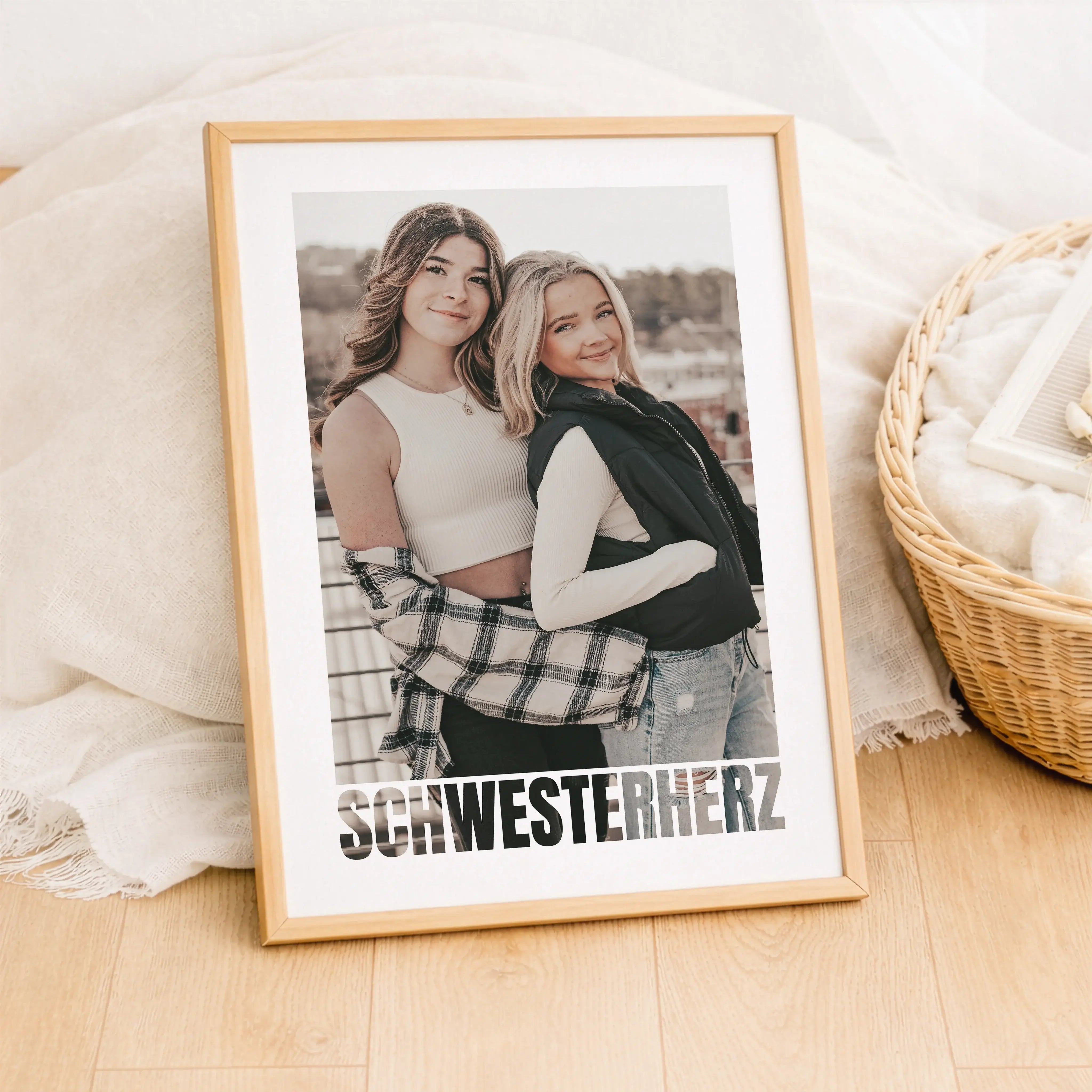 Schwesterherz Foto Poster-Personalisiertes Poster-famprints-Das Schwesterherz Foto Poster von famprints ist ein persönliches Geschenk für deine Schwester, das Erinnerungen sichtbar macht. Du gestaltest das Poster mit eurem Lieblingsfoto und schaffst damit
