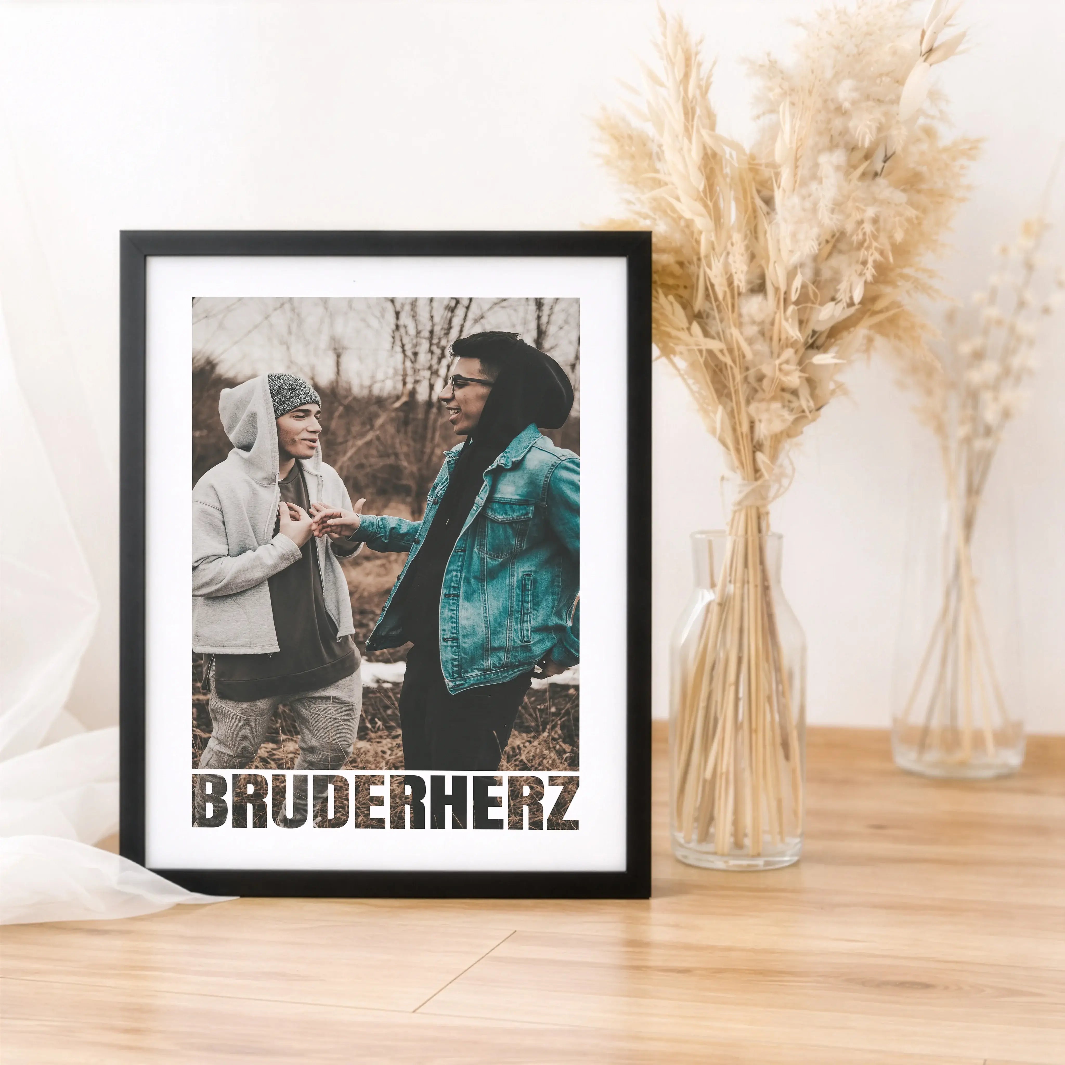 Bruderherz Foto Poster-Personalisiertes Poster-famprints-Mit dem Bruderherz Foto Poster schenkst du mehr als ein Bild. Du schenkst einen Moment, der bleibt. Dieses personalisierte Poster ist gemacht für echte Geschwisterliebe und passt perfekt, wenn du de