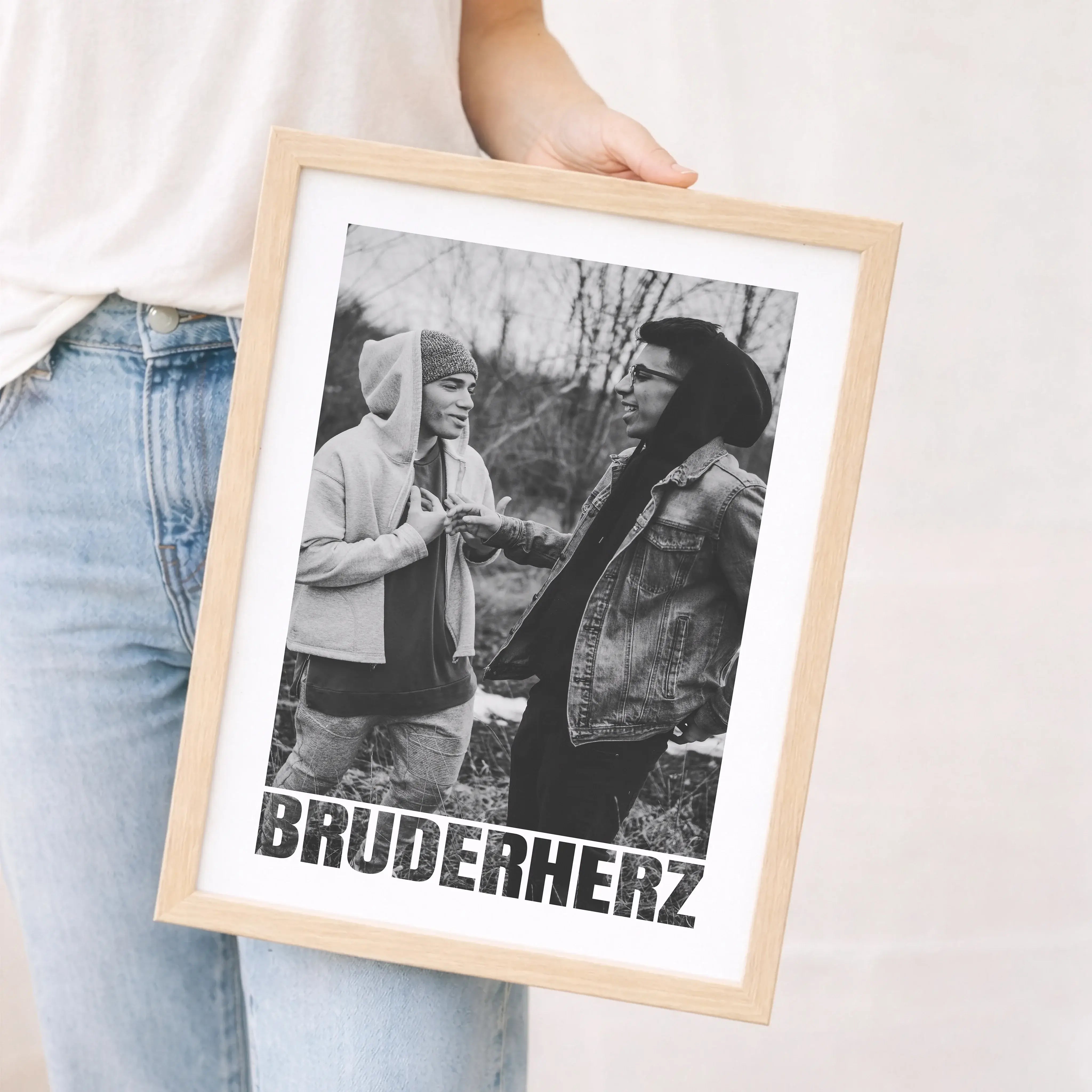 Bruderherz Foto Poster-Personalisiertes Poster-famprints-Mit dem Bruderherz Foto Poster schenkst du mehr als ein Bild. Du schenkst einen Moment, der bleibt. Dieses personalisierte Poster ist gemacht für echte Geschwisterliebe und passt perfekt, wenn du de