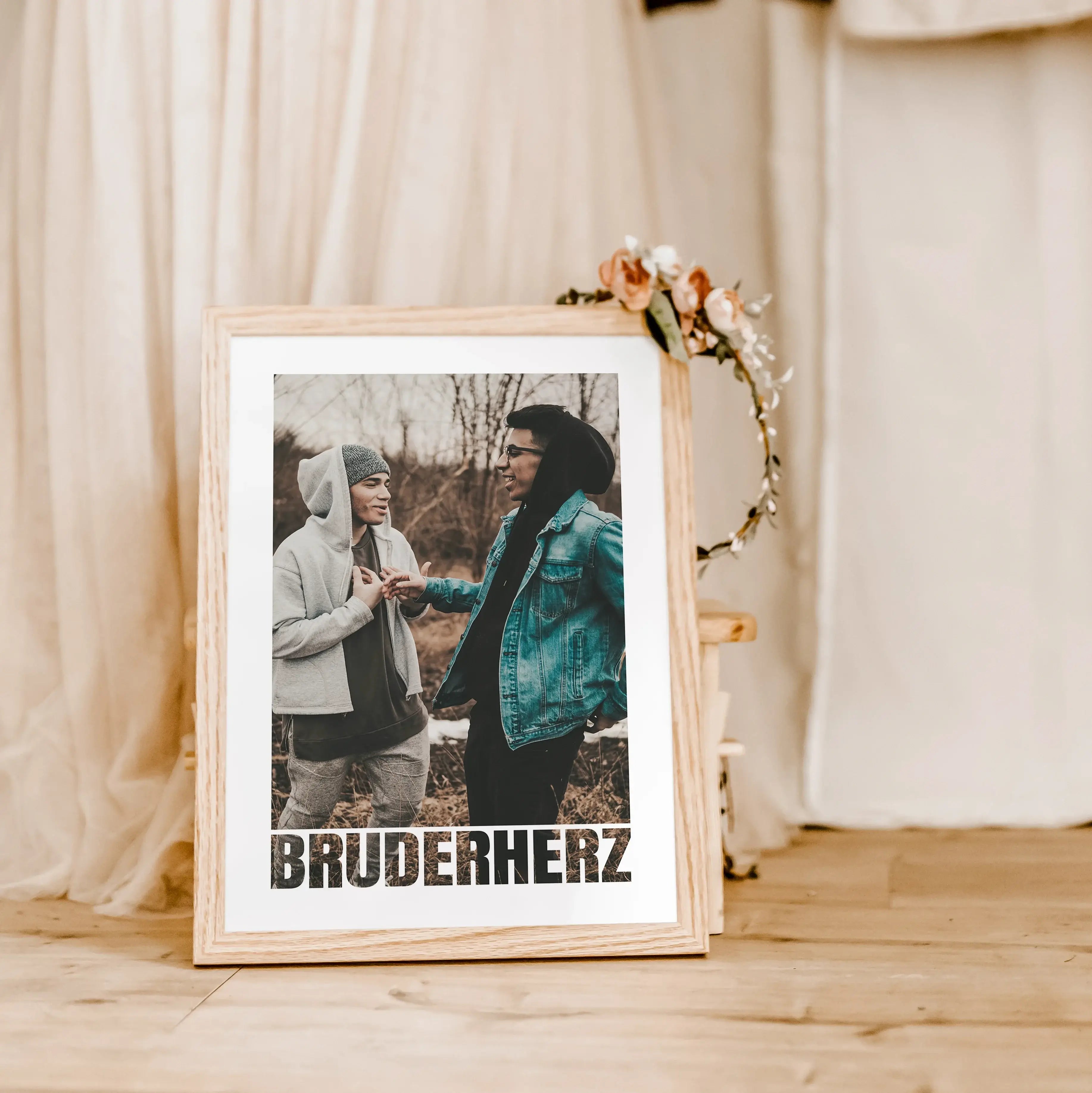 Bruderherz Foto Poster - Personalisiertes Poster - famprints - Überrasche dein Bruderherz mit unserem einzigartigen Bruderherz Foto Poster – das perfekte personalisierte Geschenk für jeden Anlass! Ob zum Geburtstag, Weihnachten oder einfach als liebevolle