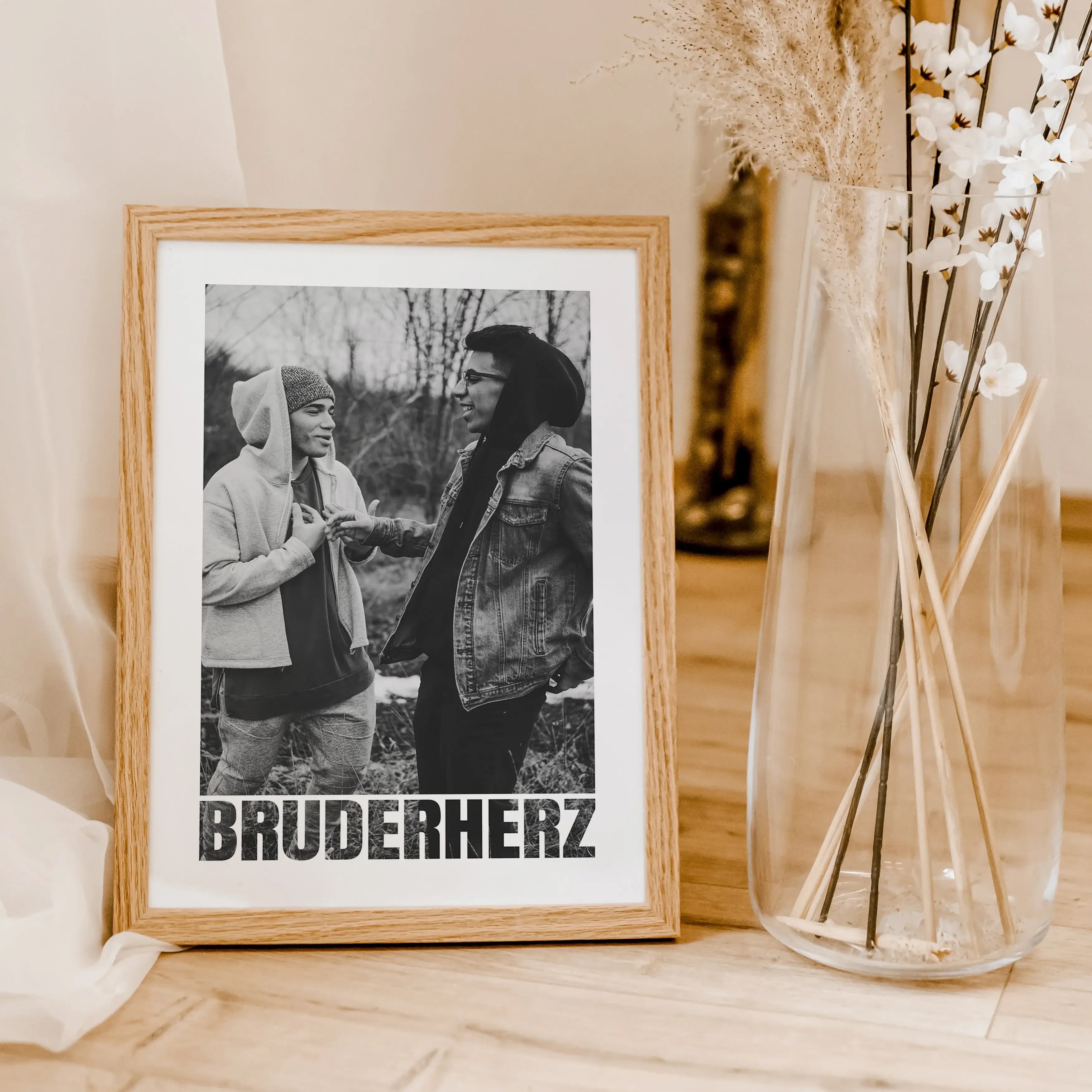 Bruderherz Foto Poster - Personalisiertes Poster - famprints - Überrasche dein Bruderherz mit unserem einzigartigen Bruderherz Foto Poster – das perfekte personalisierte Geschenk für jeden Anlass! Ob zum Geburtstag, Weihnachten oder einfach als liebevolle