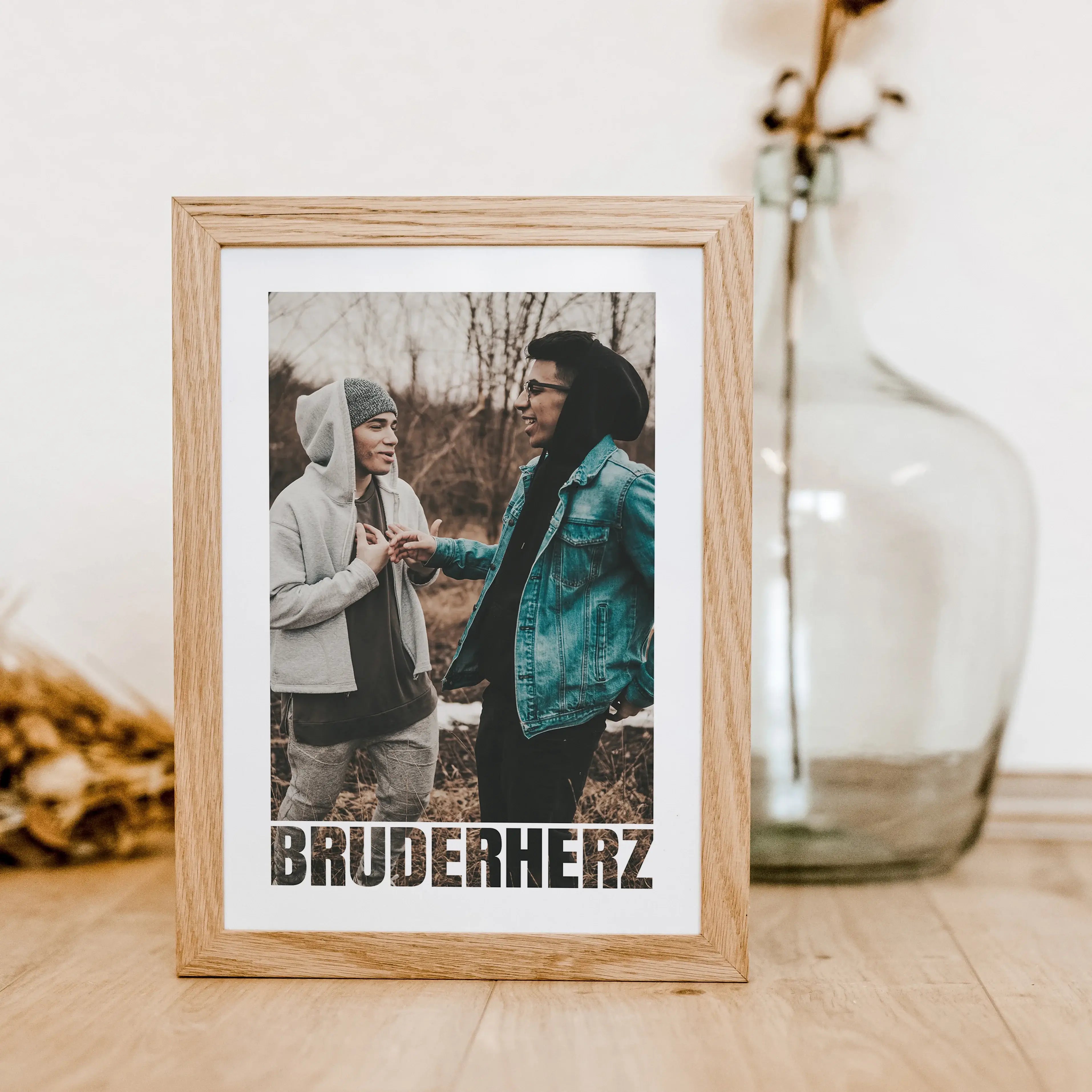 Bruderherz Foto Poster - Personalisiertes Poster - famprints - Überrasche dein Bruderherz mit unserem einzigartigen Bruderherz Foto Poster – das perfekte personalisierte Geschenk für jeden Anlass! Ob zum Geburtstag, Weihnachten oder einfach als liebevolle