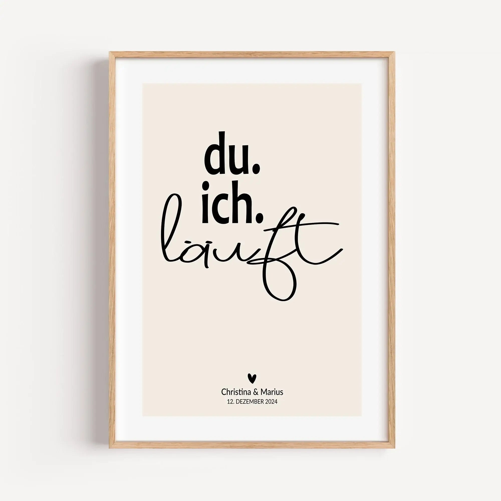 Poster 'du ich läuft'-famprints-Personalisiertes Poster-Auf dem Poster 'du ich läuft' findest du die Botschaft, das zwei Menschen zusammengehören. Das Du, ich, läuft Poster steht für Harmonie, Akzeptanz, Liebe und Lebenslust. Das Pärchen Poster kannst du