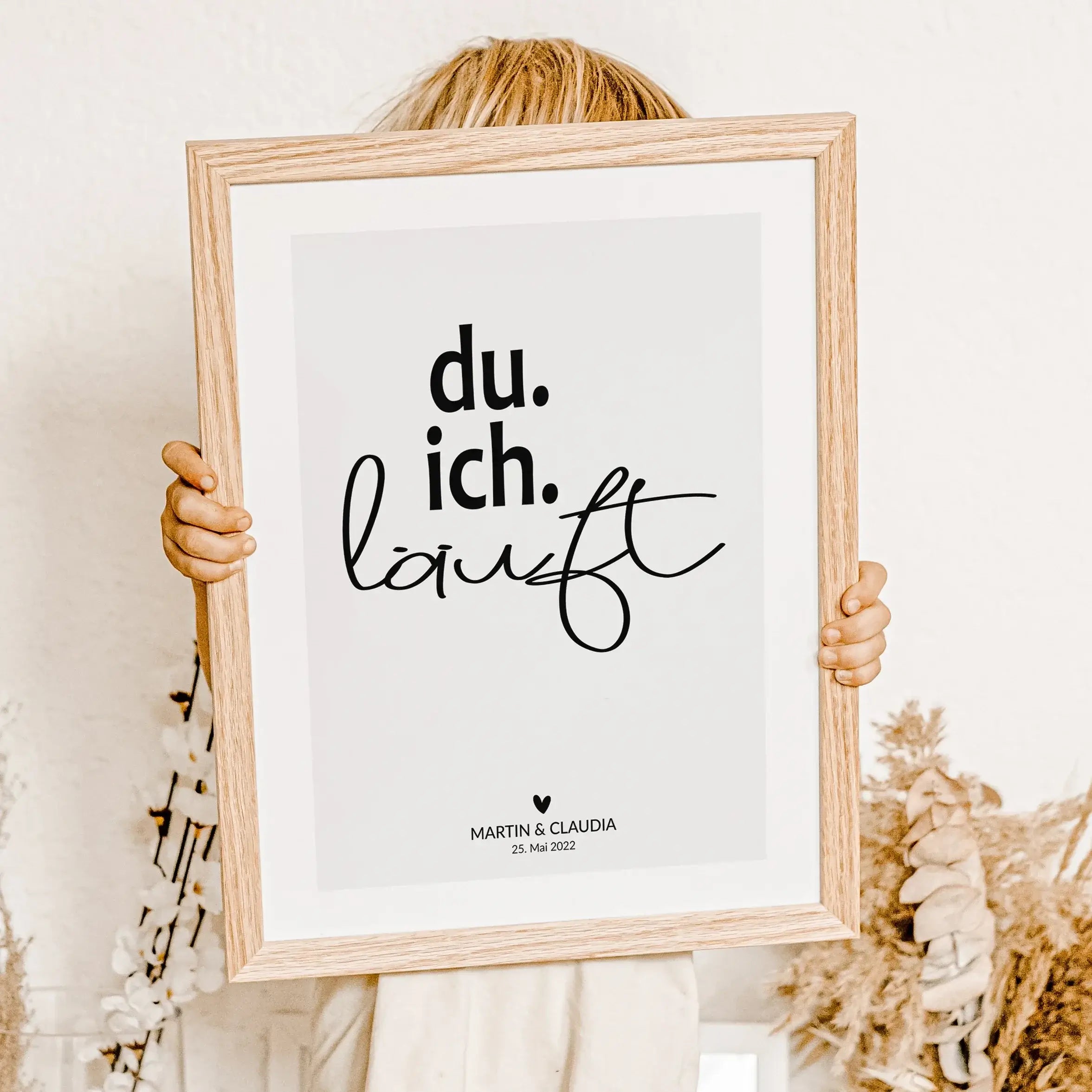 Poster 'du ich läuft'-famprints-Personalisiertes Poster-Auf dem Poster 'du ich läuft' findest du die Botschaft, das zwei Menschen zusammengehören. Das Du, ich, läuft Poster steht für Harmonie, Akzeptanz, Liebe und Lebenslust. Das Pärchen Poster kannst du