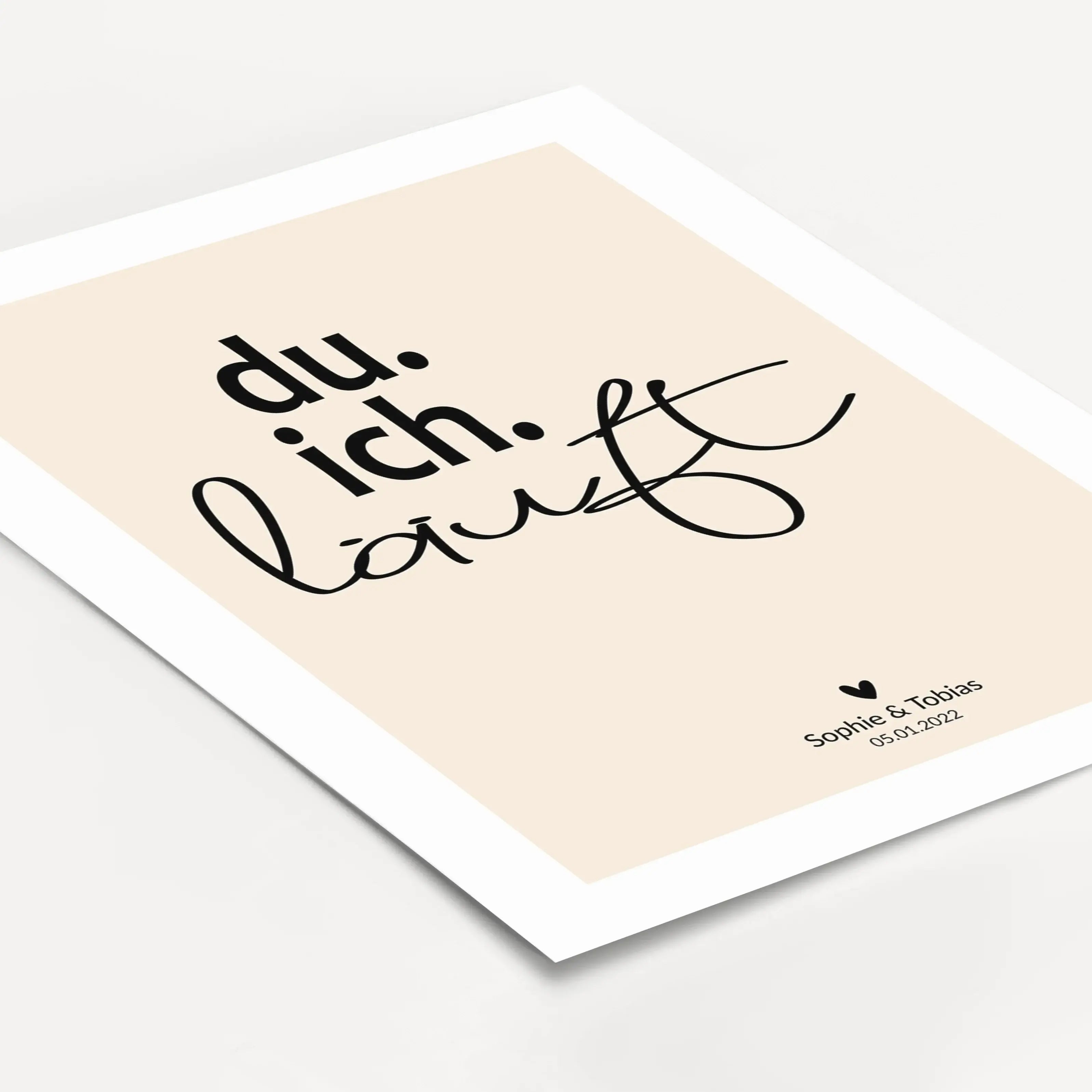 Poster du ich läuft-Personalisiertes Poster-famprints-Das Poster du ich läuft bringt auf den Punkt, was sich richtig anfühlt: Zwei Menschen, ein gemeinsamer Weg. Mit seinem klaren, modernen Stil steht dieses Wandbild für Zusammenhalt, Vertrauen und ein st