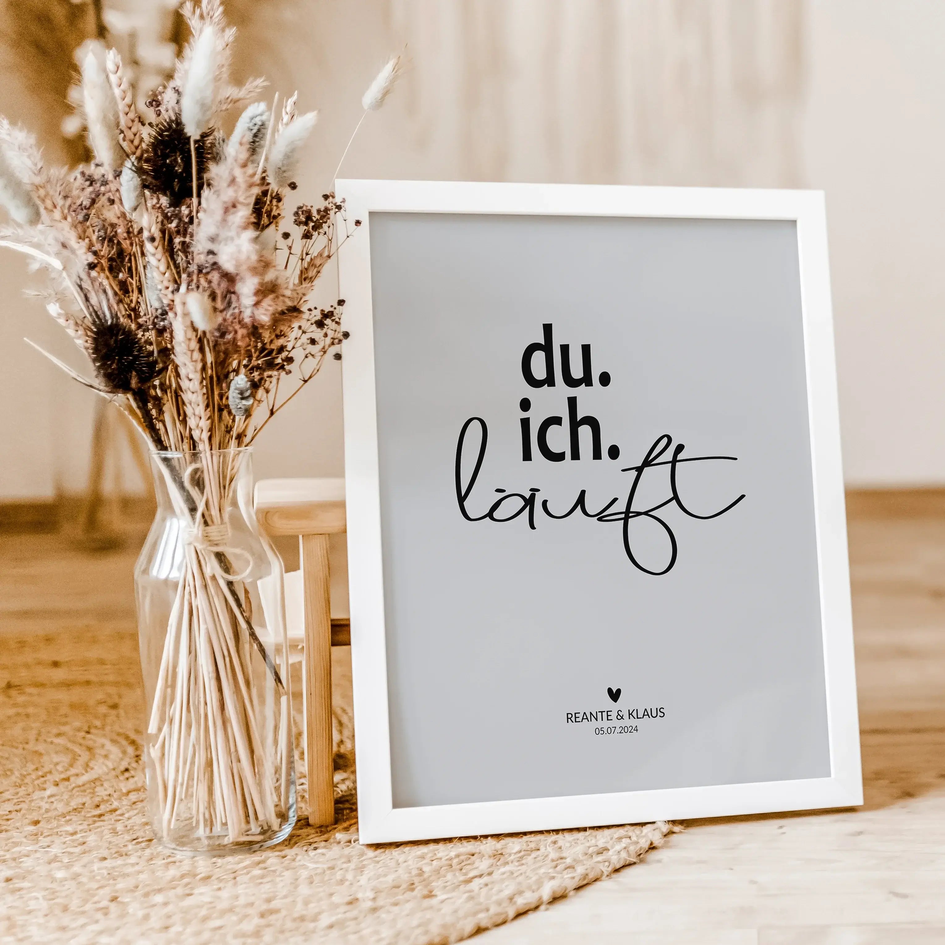 Poster 'du ich läuft'-famprints-Personalisiertes Poster-Auf dem Poster 'du ich läuft' findest du die Botschaft, das zwei Menschen zusammengehören. Das Du, ich, läuft Poster steht für Harmonie, Akzeptanz, Liebe und Lebenslust. Das Pärchen Poster kannst du