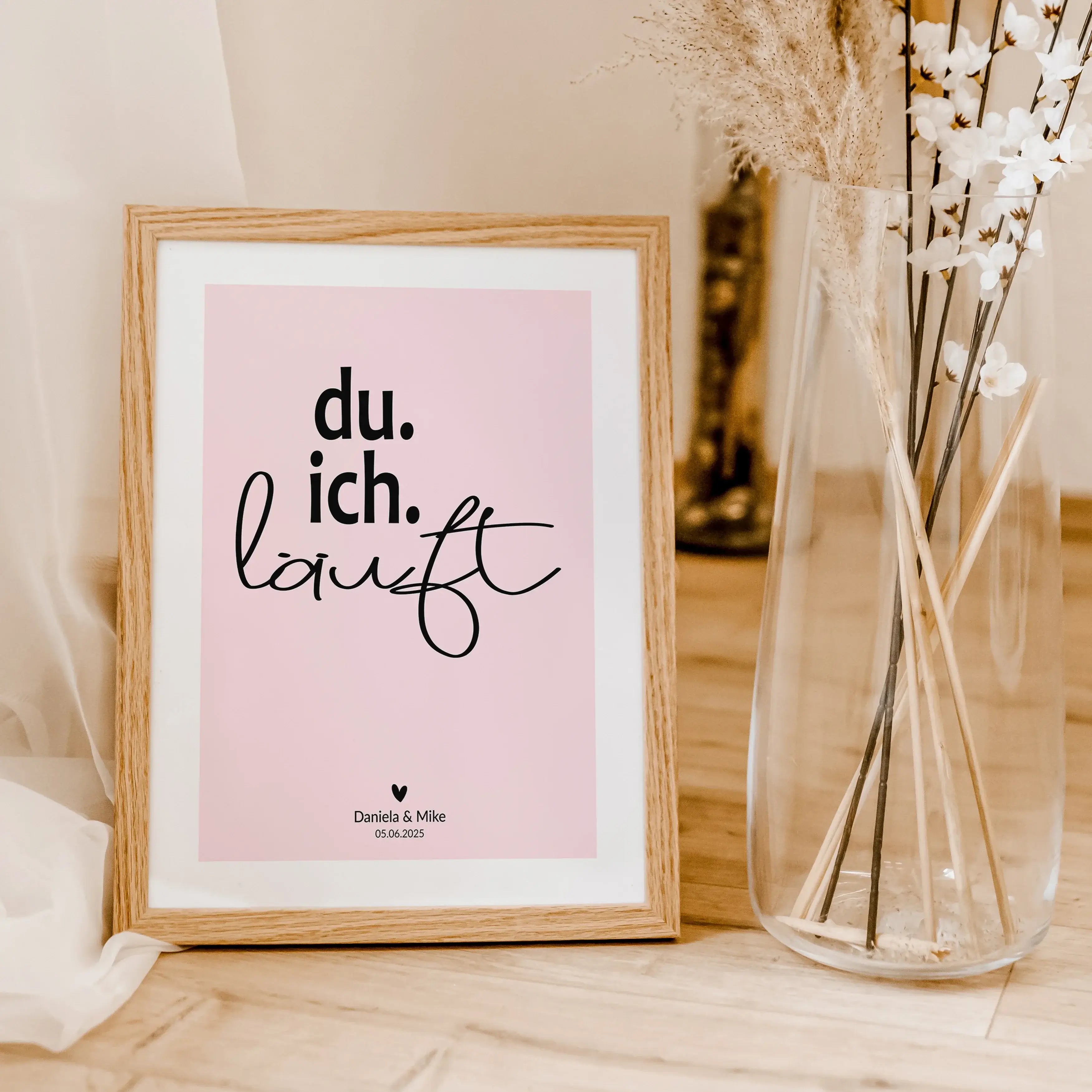Poster 'du ich läuft'-famprints-Personalisiertes Poster-Auf dem Poster 'du ich läuft' findest du die Botschaft, das zwei Menschen zusammengehören. Das Du, ich, läuft Poster steht für Harmonie, Akzeptanz, Liebe und Lebenslust. Das Pärchen Poster kannst du