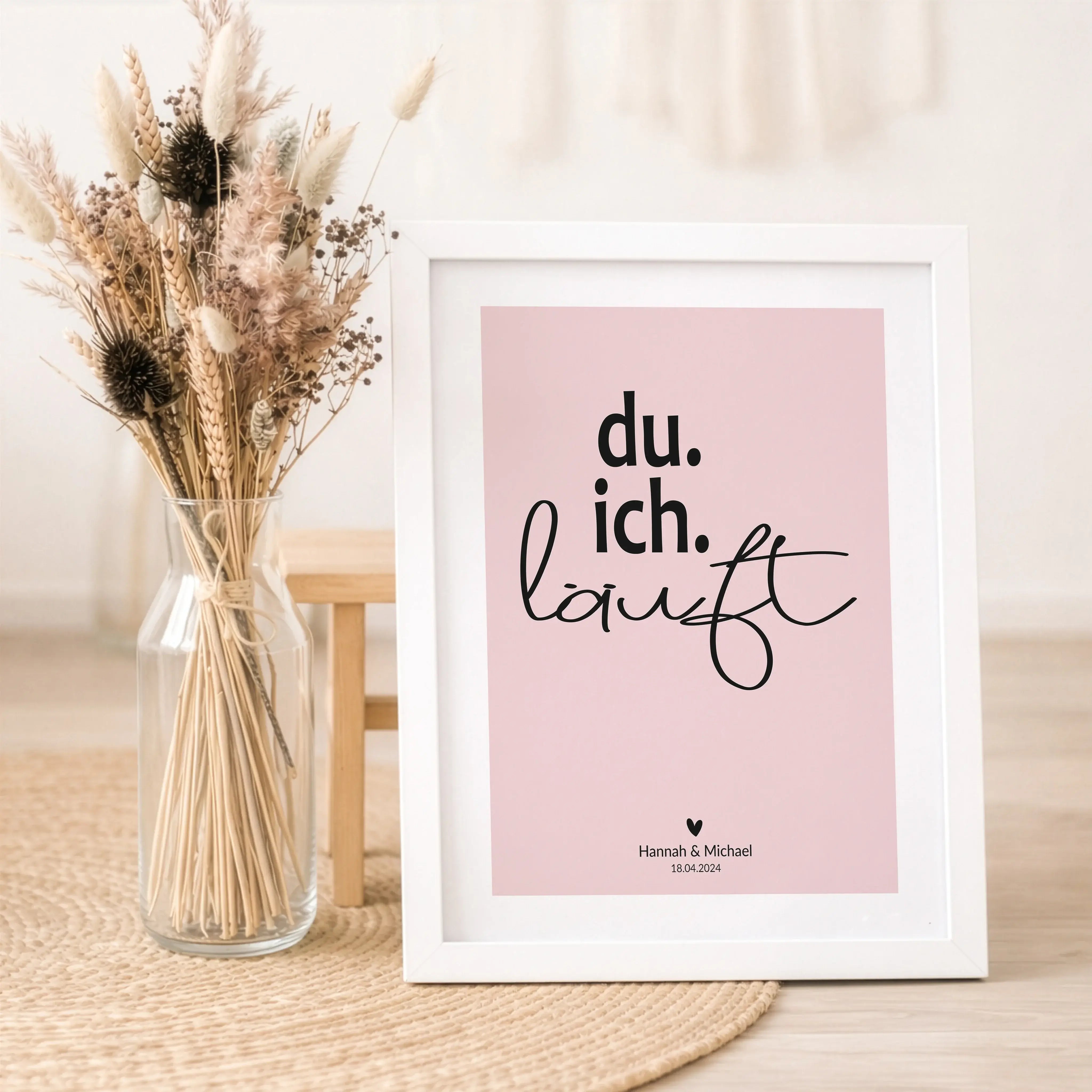 Poster du ich läuft-Personalisiertes Poster-famprints-Das Poster du ich läuft bringt auf den Punkt, was sich richtig anfühlt: Zwei Menschen, ein gemeinsamer Weg. Mit seinem klaren, modernen Stil steht dieses Wandbild für Zusammenhalt, Vertrauen und ein st