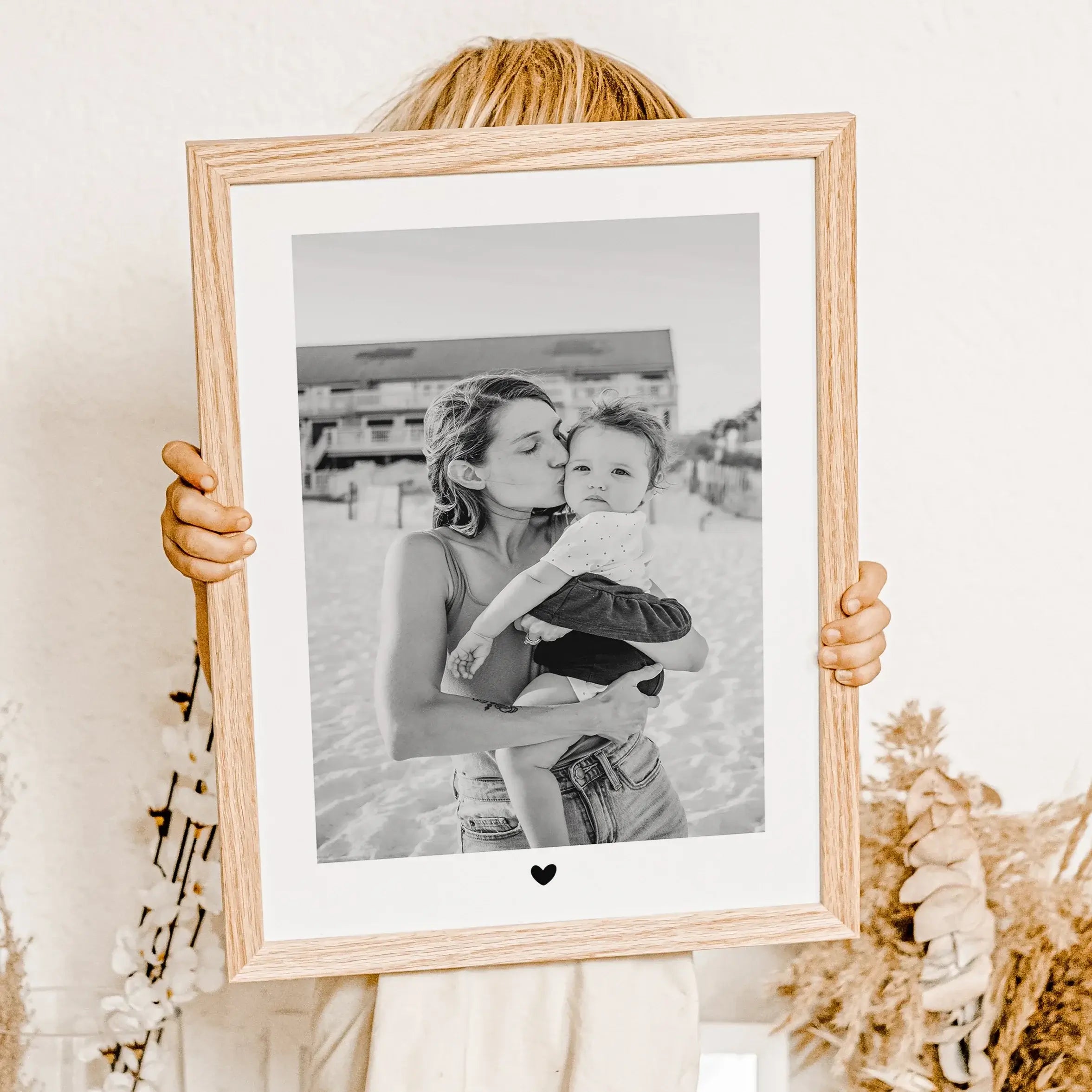 Foto Poster Heart - Personalisiertes Poster - famprints - Gestalte dein ganz persönliches Foto Poster Heart und halte die schönsten Momente mit deinen Liebsten für immer fest! Dieses einzigartige Poster verbindet dein Lieblingsfoto mit einem liebevollen H