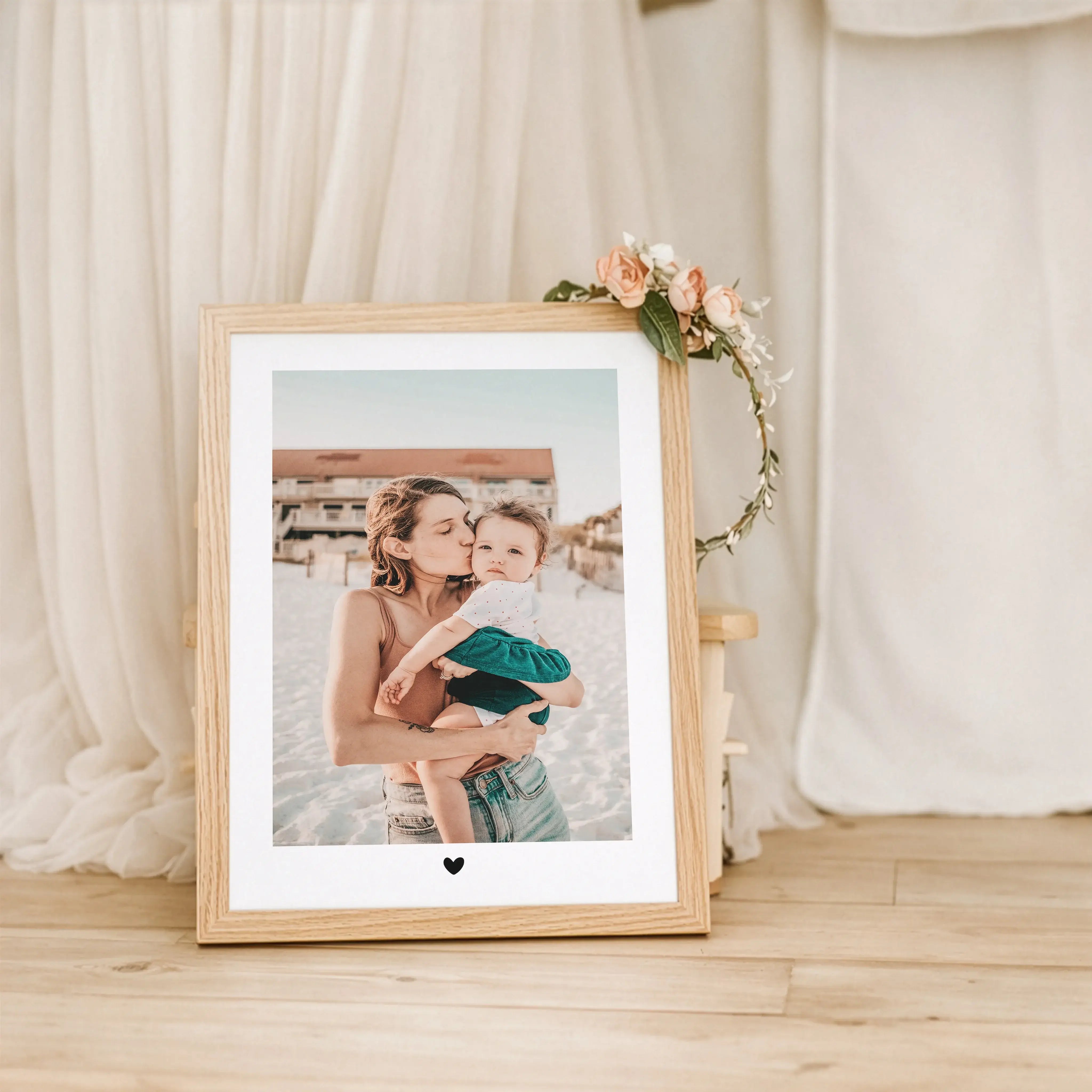 Foto Poster Heart-Personalisiertes Poster-famprints-Mit dem Foto Poster Heart von famprints gestaltest du aus deinem Lieblingsfoto ein persönliches Wandbild mit klarer Botschaft. Das dezente Herzmotiv setzt dein Bild bewusst in den Mittelpunkt und macht d