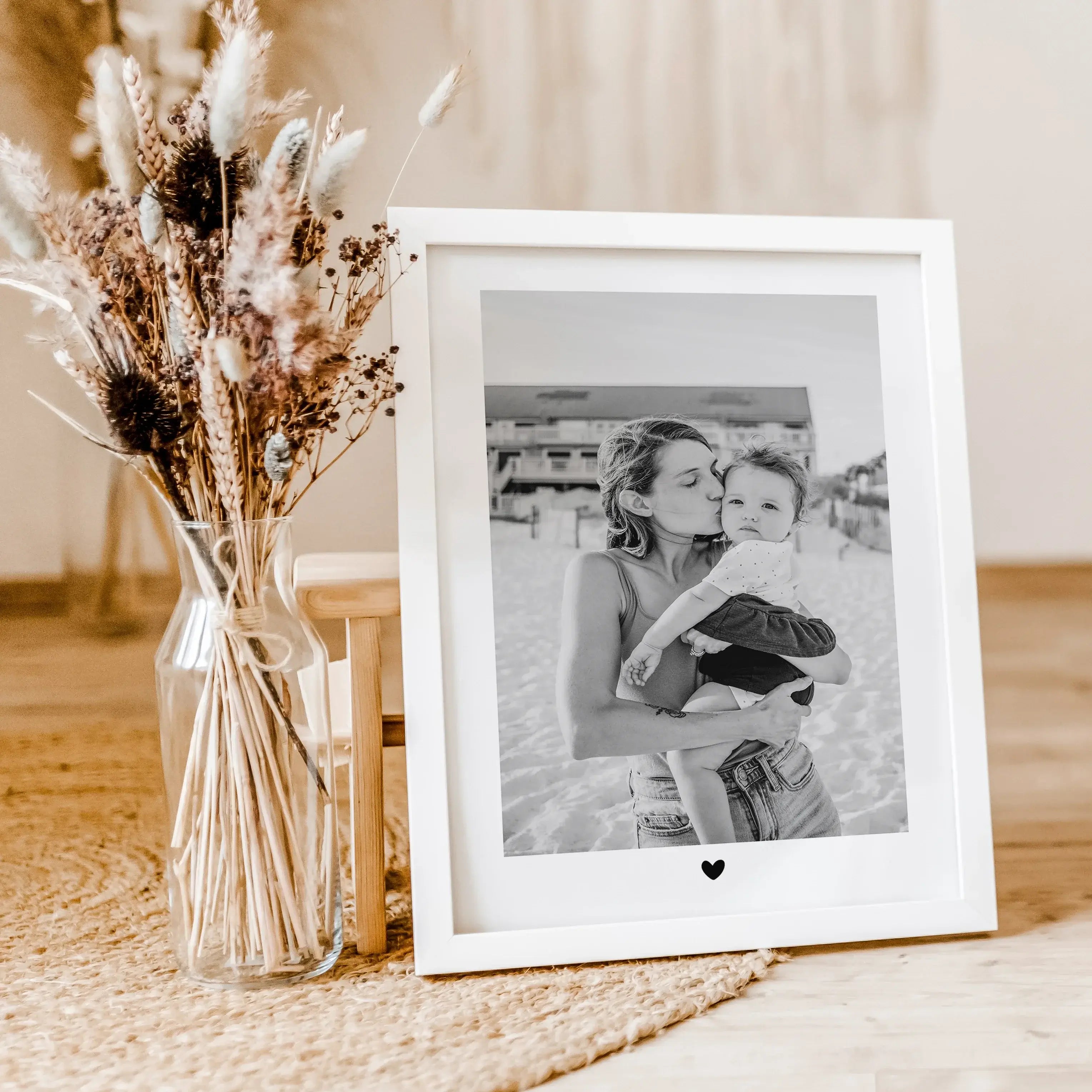 Foto Poster Heart - Personalisiertes Poster - famprints - Gestalte dein ganz persönliches Foto Poster Heart und halte die schönsten Momente mit deinen Liebsten für immer fest! Dieses einzigartige Poster verbindet dein Lieblingsfoto mit einem liebevollen H