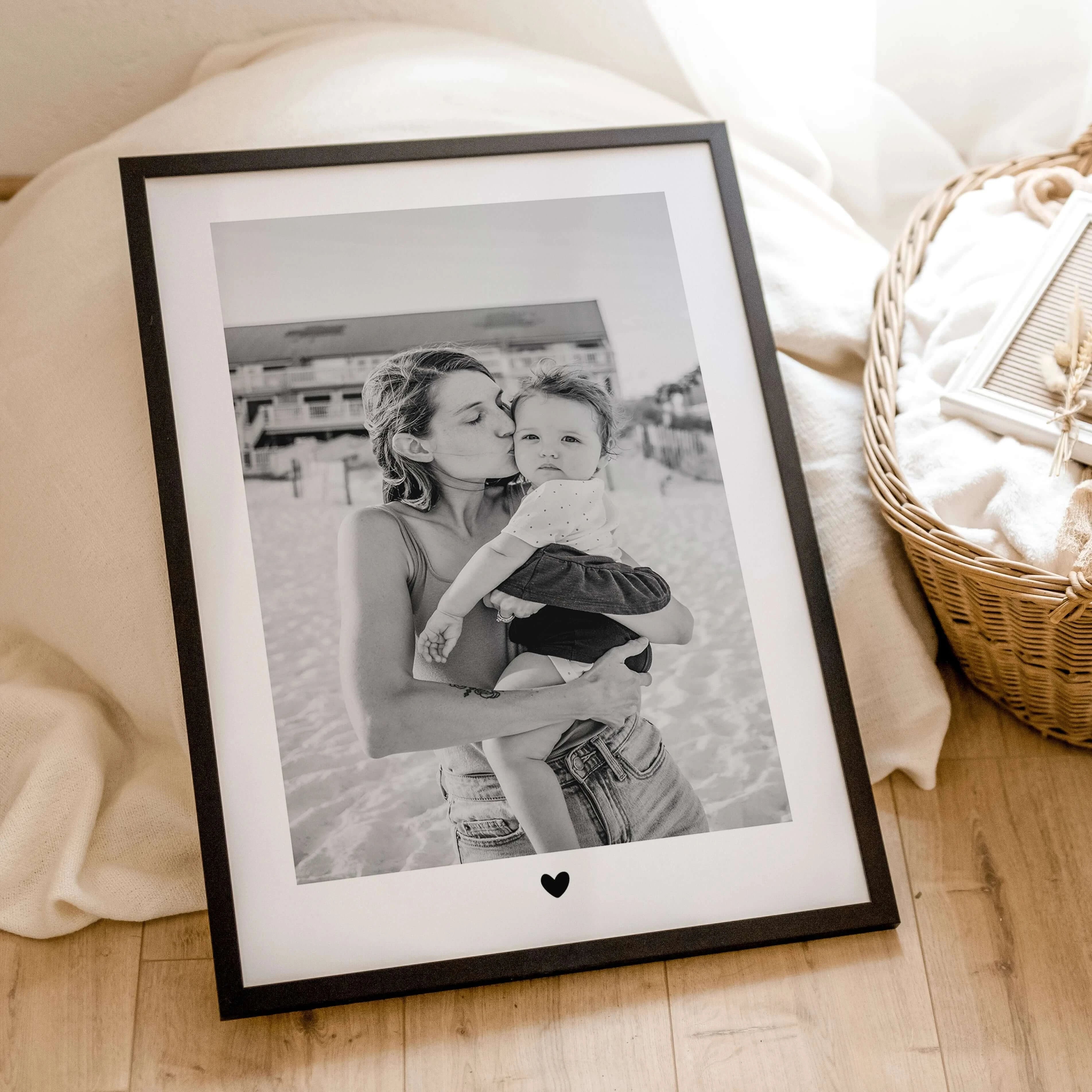 Foto Poster Heart - Personalisiertes Poster - famprints - Gestalte dein ganz persönliches Foto Poster Heart und halte die schönsten Momente mit deinen Liebsten für immer fest! Dieses einzigartige Poster verbindet dein Lieblingsfoto mit einem liebevollen H