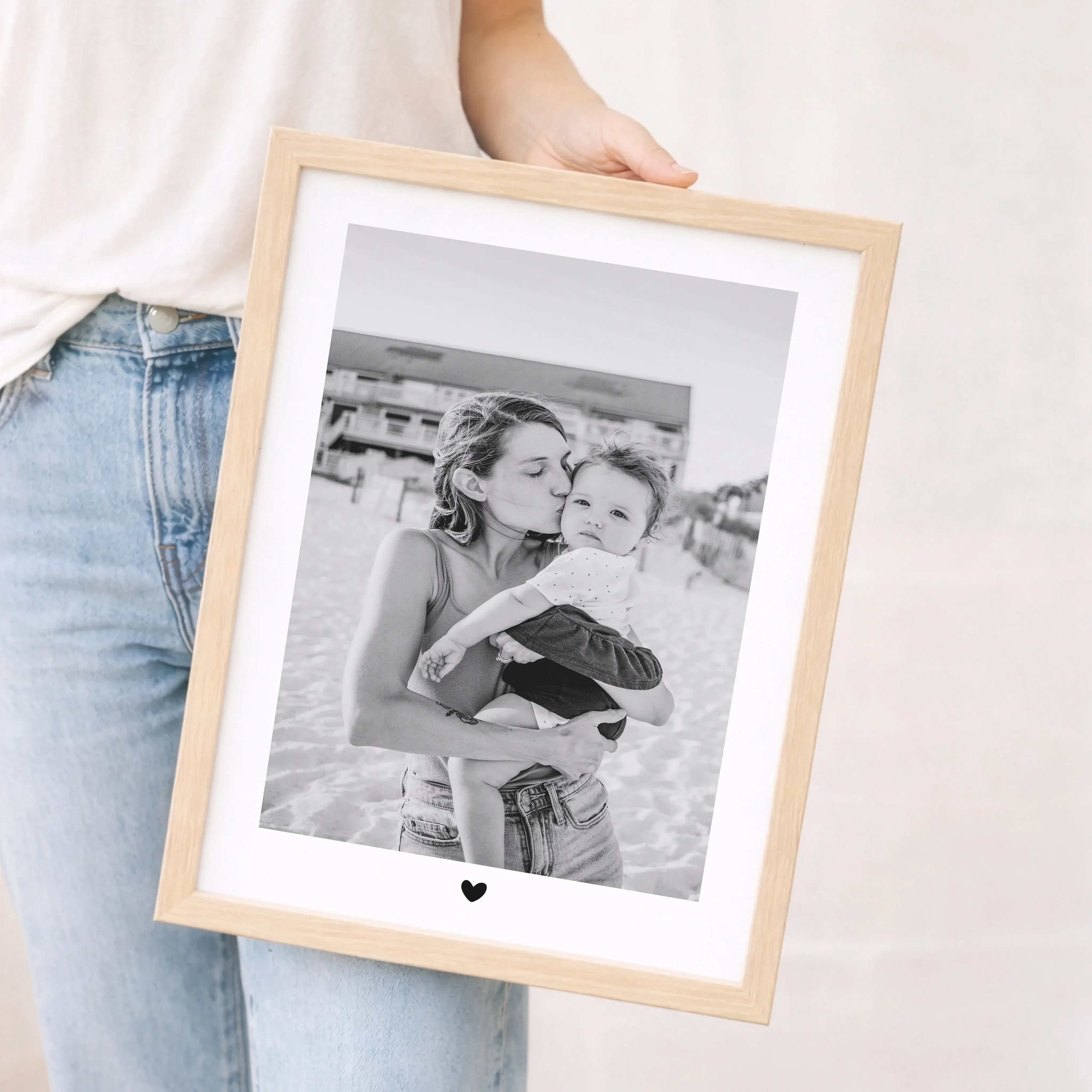 Foto Poster Heart-Personalisiertes Poster-famprints-Mit dem Foto Poster Heart von famprints gestaltest du aus deinem Lieblingsfoto ein persönliches Wandbild mit klarer Botschaft. Das dezente Herzmotiv setzt dein Bild bewusst in den Mittelpunkt und macht d