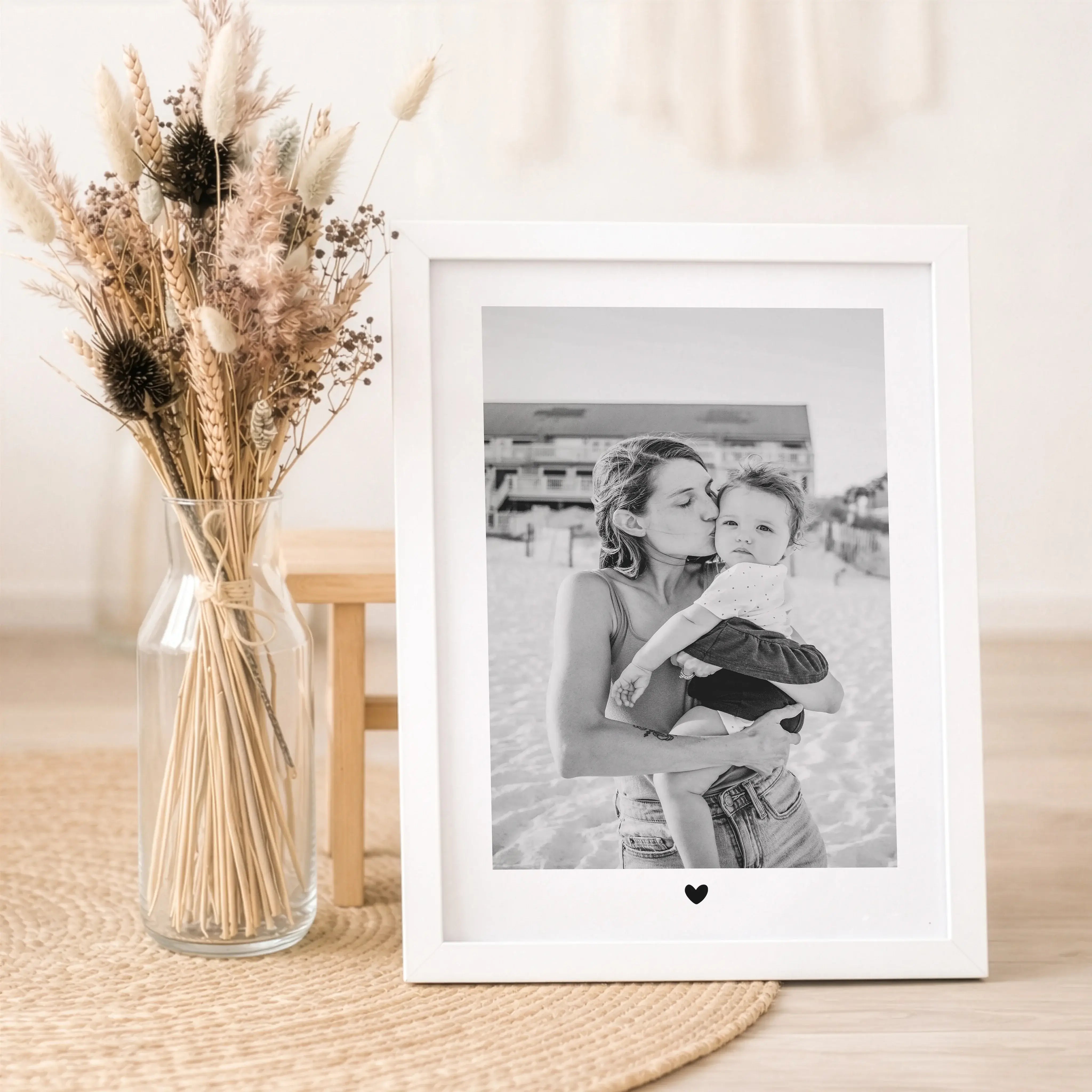 Foto Poster Heart-Personalisiertes Poster-famprints-Mit dem Foto Poster Heart von famprints gestaltest du aus deinem Lieblingsfoto ein persönliches Wandbild mit klarer Botschaft. Das dezente Herzmotiv setzt dein Bild bewusst in den Mittelpunkt und macht d